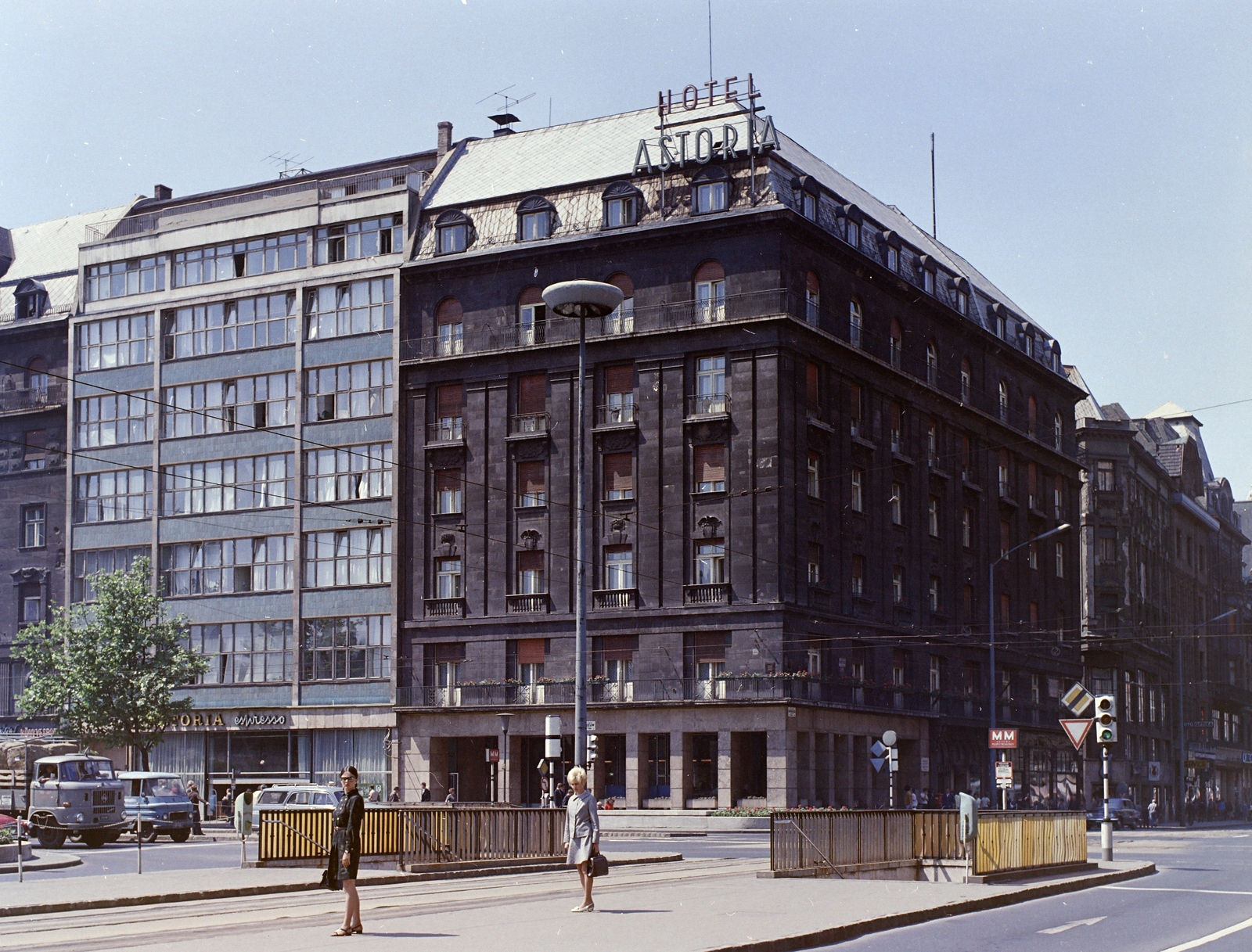 Hungary, Budapest V.,Budapest VII.,Budapest VIII., Rákóczi út, villamosmeálló az Astoria kereszteződésnél., 1969, FŐFOTÓ, Budapest, Fortepan #208510