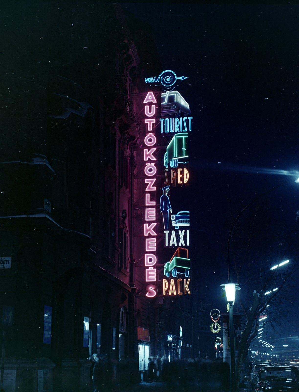Magyarország, Budapest VI., Teréz (Lenin) körút a Desewffy utca saroktól nézve., 1969, FŐFOTÓ, színes, neonreklám, neon felirat, Budapest, Fortepan #208520