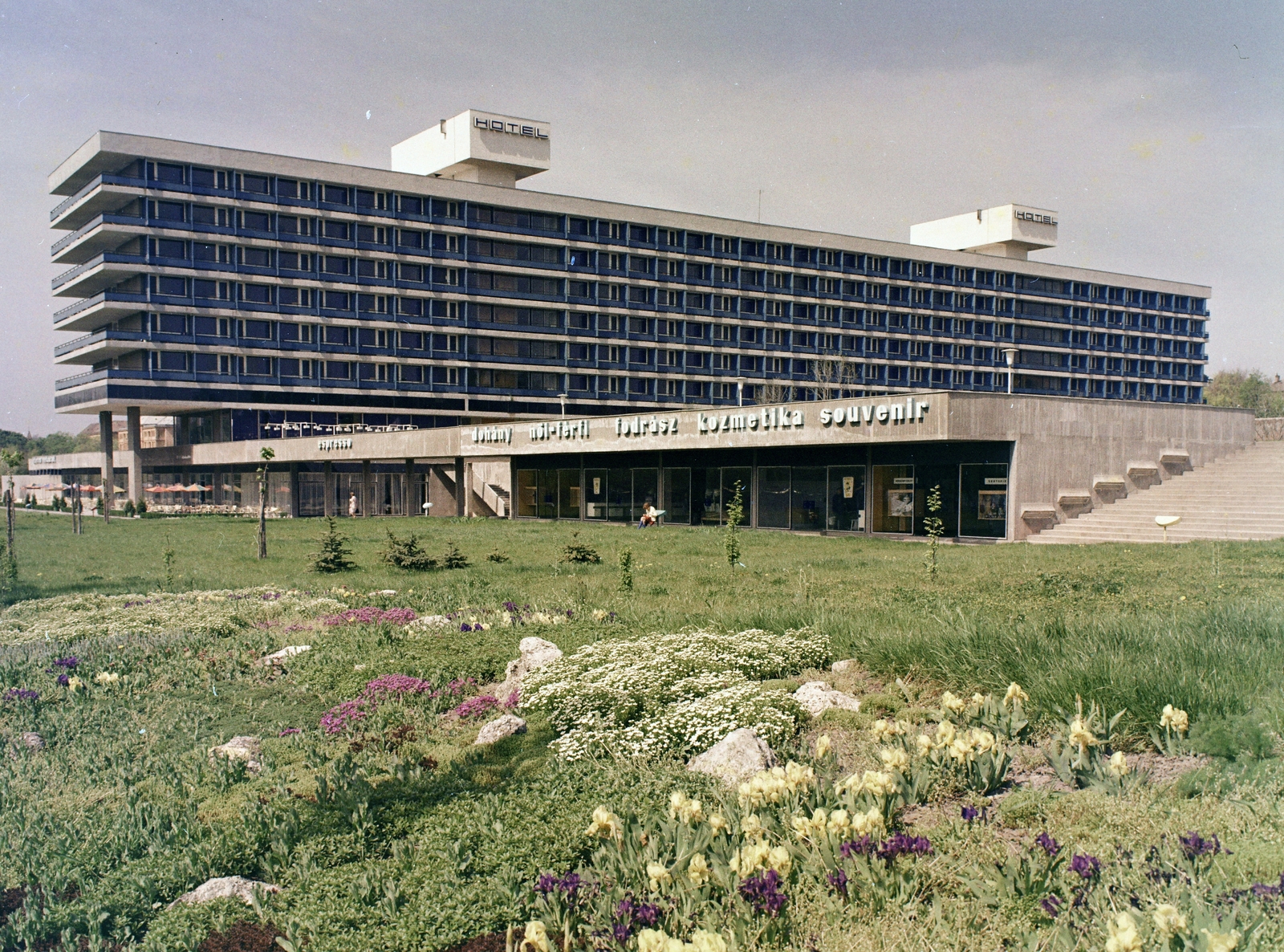 Magyarország, Balatonfüred, a Hotel Annabella a Tagore sétány felől nézve., 1968, FŐFOTÓ, színes, szálloda, Fortepan #208522