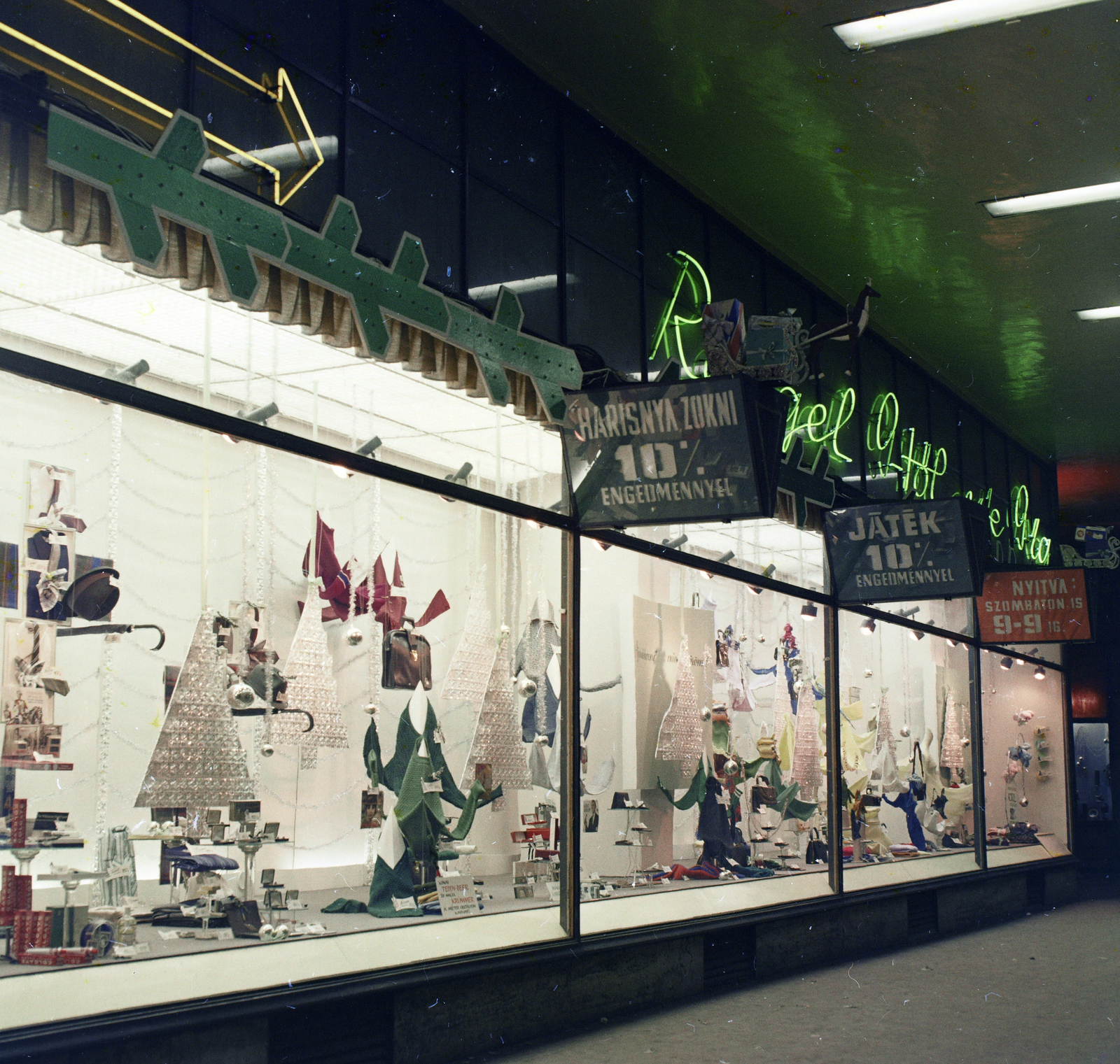 Magyarország, Budapest VII., Rákóczi út 36., a Lottó Áruház kirakata., 1969, FŐFOTÓ, kirakat, neon felirat, Budapest, Fortepan #208526