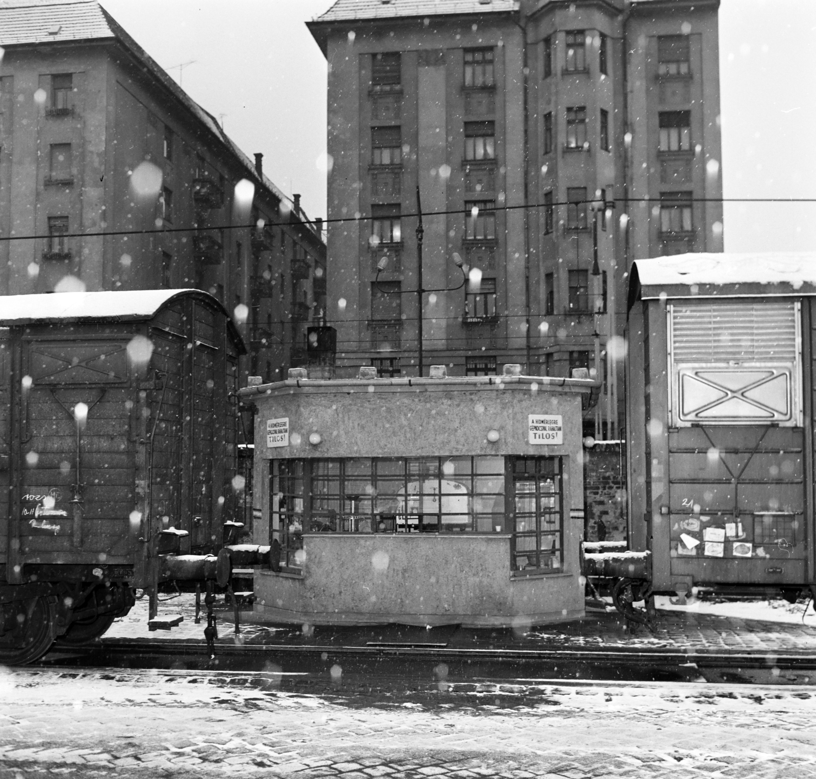 Hungary, Budapest IX., Soroksári út, háttérben a 42-es számú ház., 1969, FŐFOTÓ, railway, snow, Budapest, Fortepan #208530