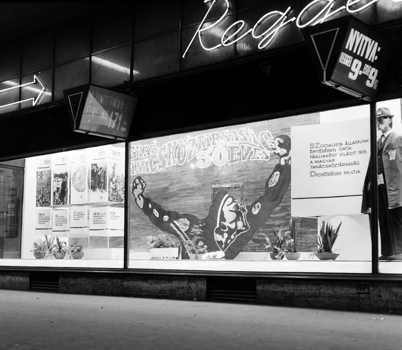Hungary, Budapest VII., Rákóczi út 36., a Lottó Áruház ünnepi versenykirakata a Tanácsköztársaság kikiáltásának 50. évfordulójára., 1969, FŐFOTÓ, Show window, neon sign, Budapest, Fortepan #208535