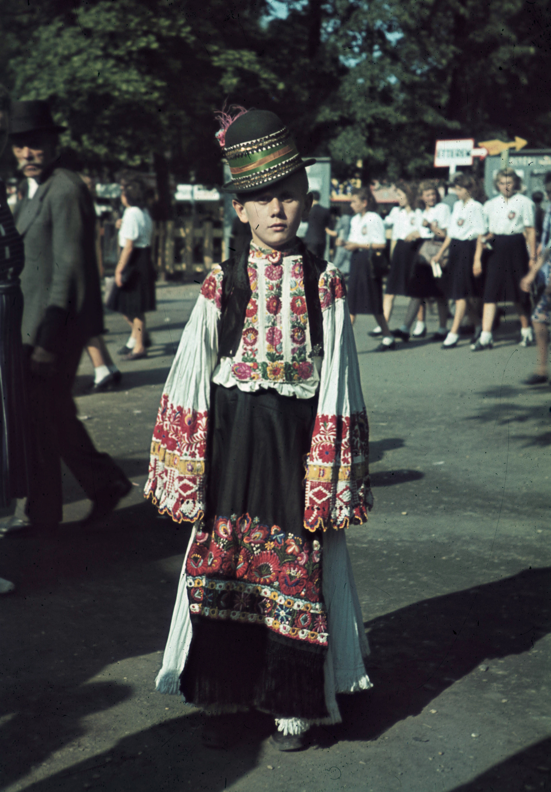 Hungary, Budapest XIV., fiú matyó népviseletben., 1942, Fortepan, colorful, international fair, folk costume, Budapest, Matyó folk costume, Fortepan #20855