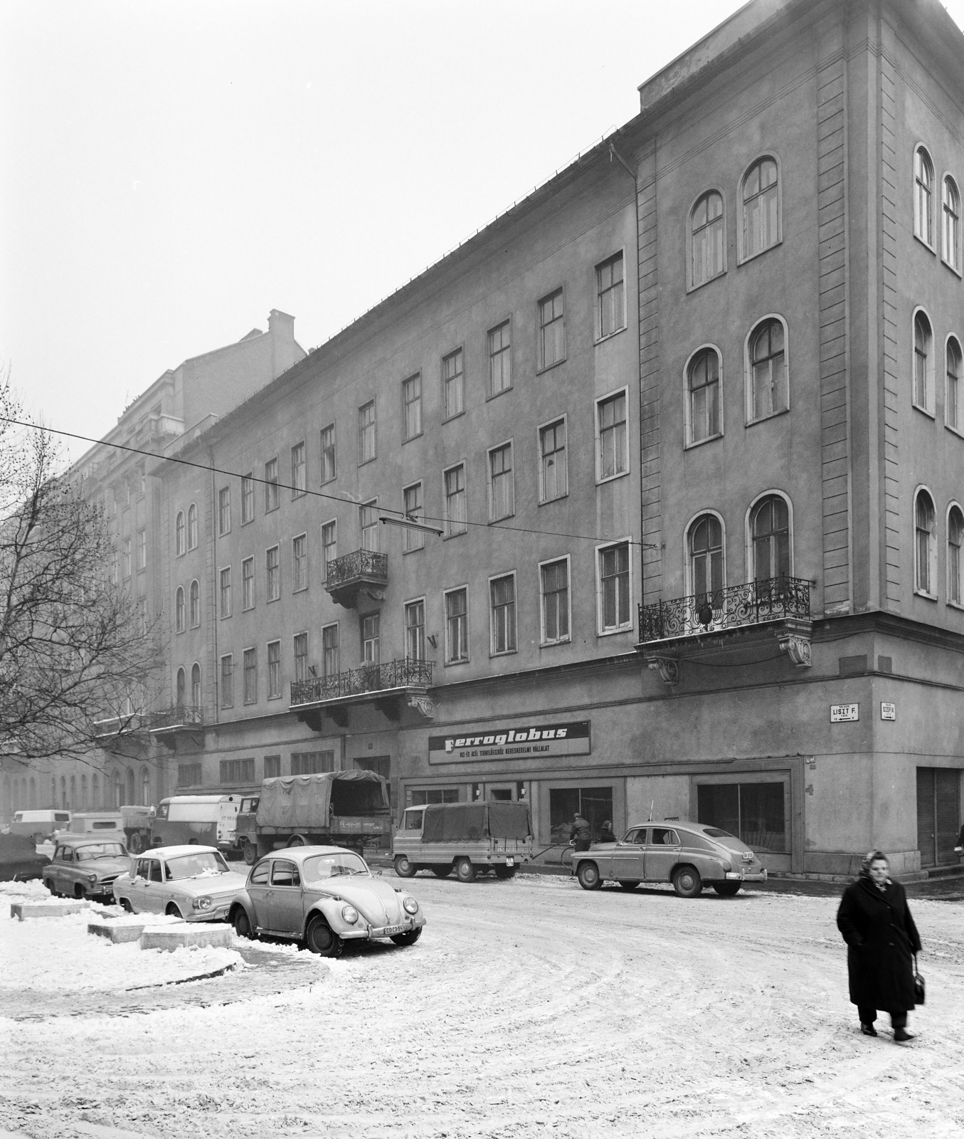 Hungary, Budapest VI., Liszt Ferenc tér, a 9-es számú ház a Dohnányi Ernő (Szófia) utca sarkán., 1969, FŐFOTÓ, Volkswagen-brand, Volkswagen Beetle, Budapest, Fortepan #208562