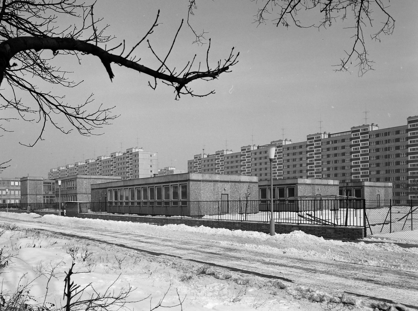 Hungary, Budapest XI., Keveháza utca, előtérben az óvoda és bölcsőde, balra a háttérben a Keveháza utcai Általános Iskola (később Bethlen Gábor Általános Iskola és Újreál Gimnázium)., 1969, FŐFOTÓ, Budapest, Fortepan #208567
