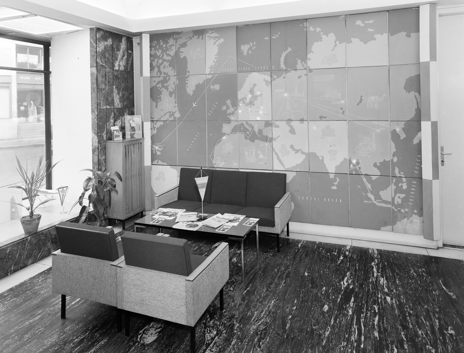 Hungary, Budapest V., Kristóf tér - Váci utca sarok, az Aeroflot légitársaság képviselete., 1969, FŐFOTÓ, Budapest, map, Fortepan #208568