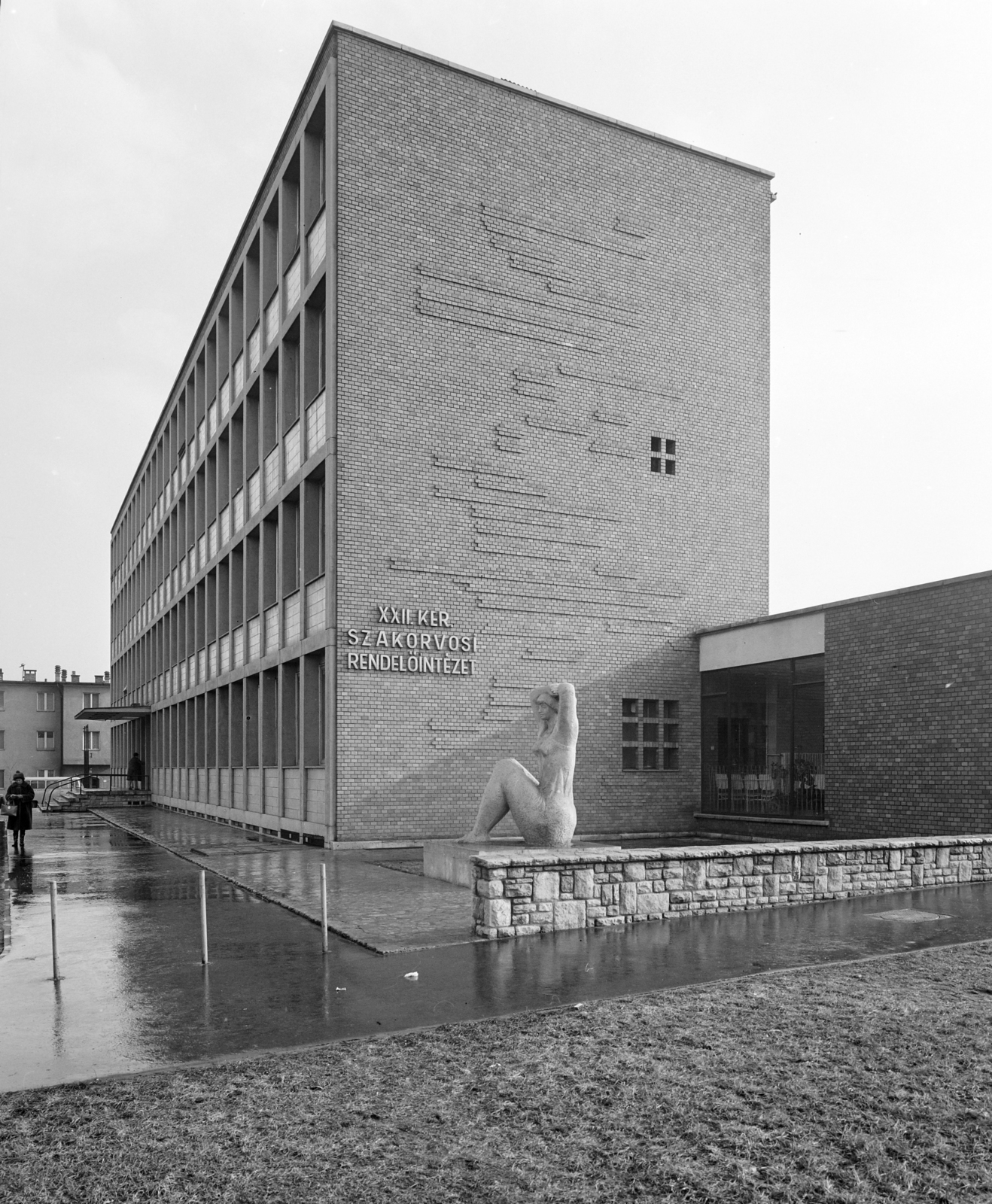 Magyarország, Budapest XXII., Budafok, Duna utca - Leányka utca sarok, Kiss Kovács Gyula Ülő nő (1967) című szobra a szakrendelő mellett., 1969, FŐFOTÓ, Budapest, Fortepan #208575