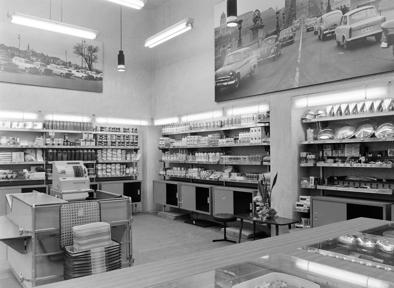 Hungary, Budapest V., Régi posta utca 2., a Fővárosi Háztartási és Illatszerbolt Vállalat autóápolási cikkekeket árusító boltja., 1969, FŐFOTÓ, Budapest, Fortepan #208583