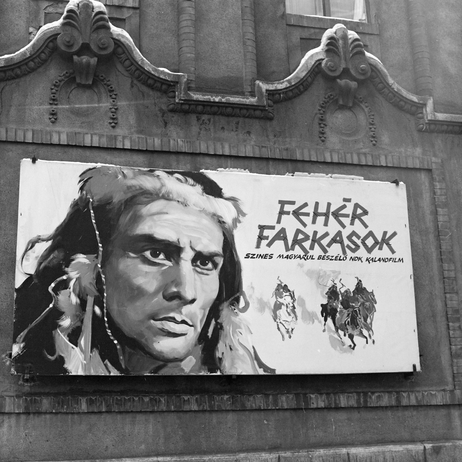 Hungary, Budapest VI., a Westend-ház Nyugati (Marx) tér felől homlokzata. A Fővárosi Moziüzemi Vállalat (FŐMO) által forgalmazott film plakátja., 1969, FŐFOTÓ, Budapest, movie poster, Fortepan #208588