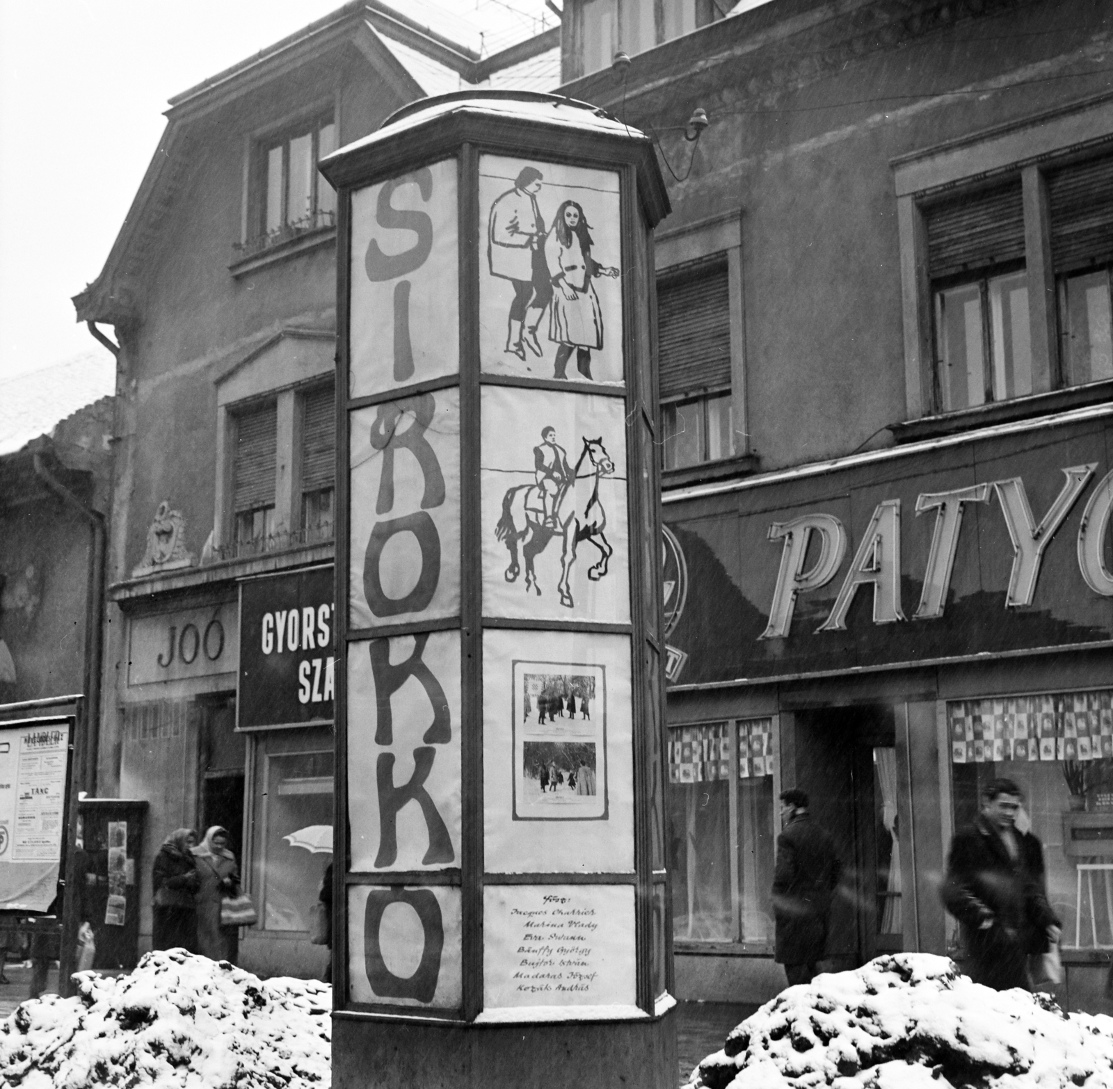 Hungary, Budapest IV., Árpád út, a Fővárosi Moziüzemi Vállalat (FÖMO) által forgalmazott film hirdetése. Háttérben a 68-as számú ház., 1969, FŐFOTÓ, Budapest, movie poster, Fortepan #208589