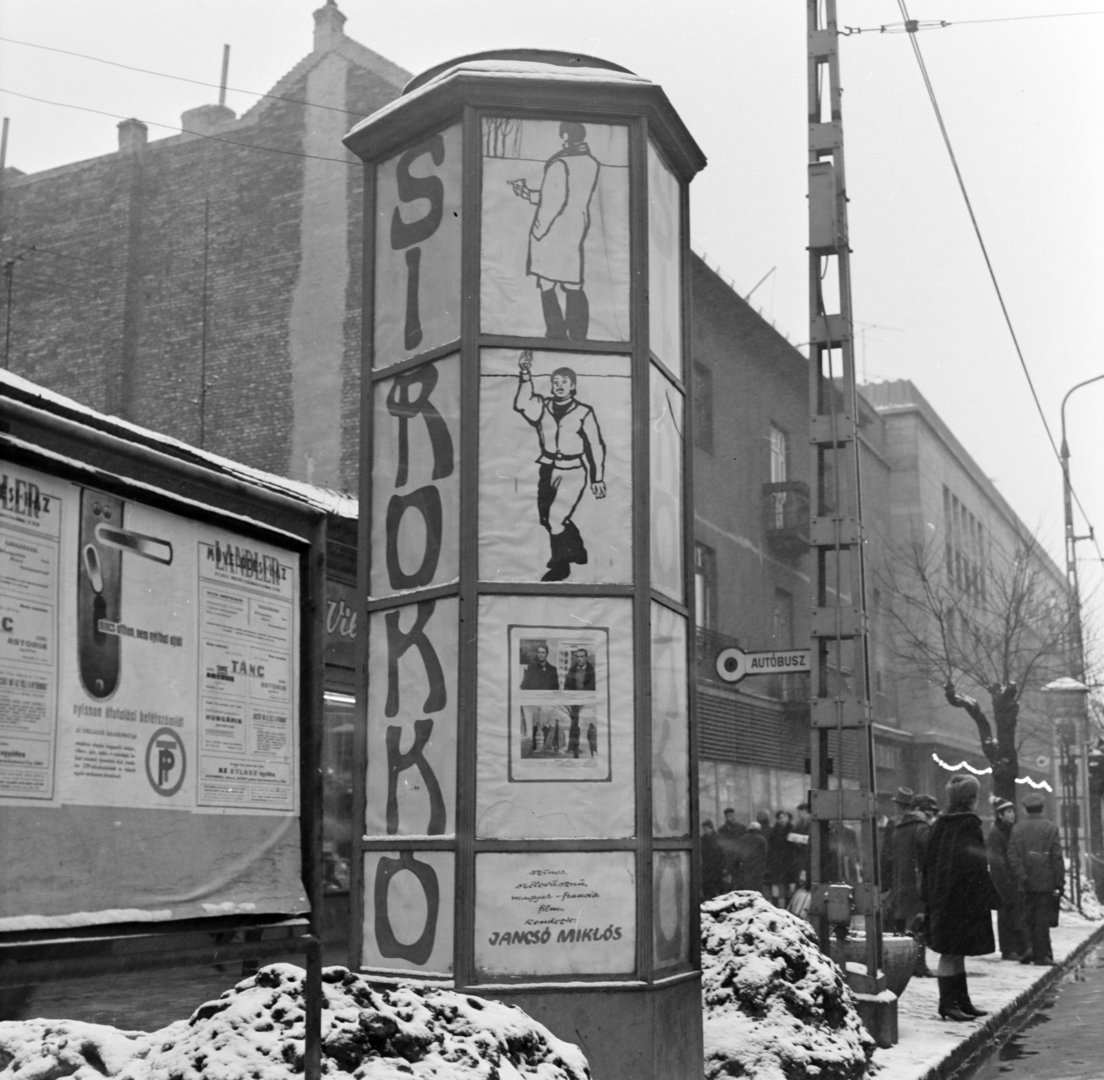 Hungary, Budapest IV., Árpád út az Állami Áruház felé nézve. Előtérben a Fővárosi Moziüzemi Vállalat (FÖMO) által forgalmazott film hirdetése., 1969, FŐFOTÓ, Budapest, Fortepan #208591