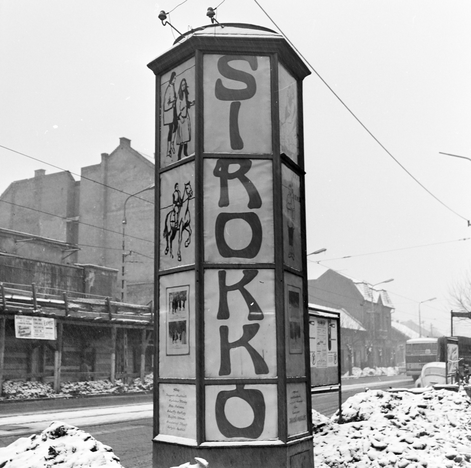 Hungary, Budapest IV., Árpád út, a Fővárosi Moziüzemi Vállalat (FÖMO) által forgalmazott film hirdetése. A túloldalon balra az Alkotmány mozi., 1969, FŐFOTÓ, Budapest, Fortepan #208592