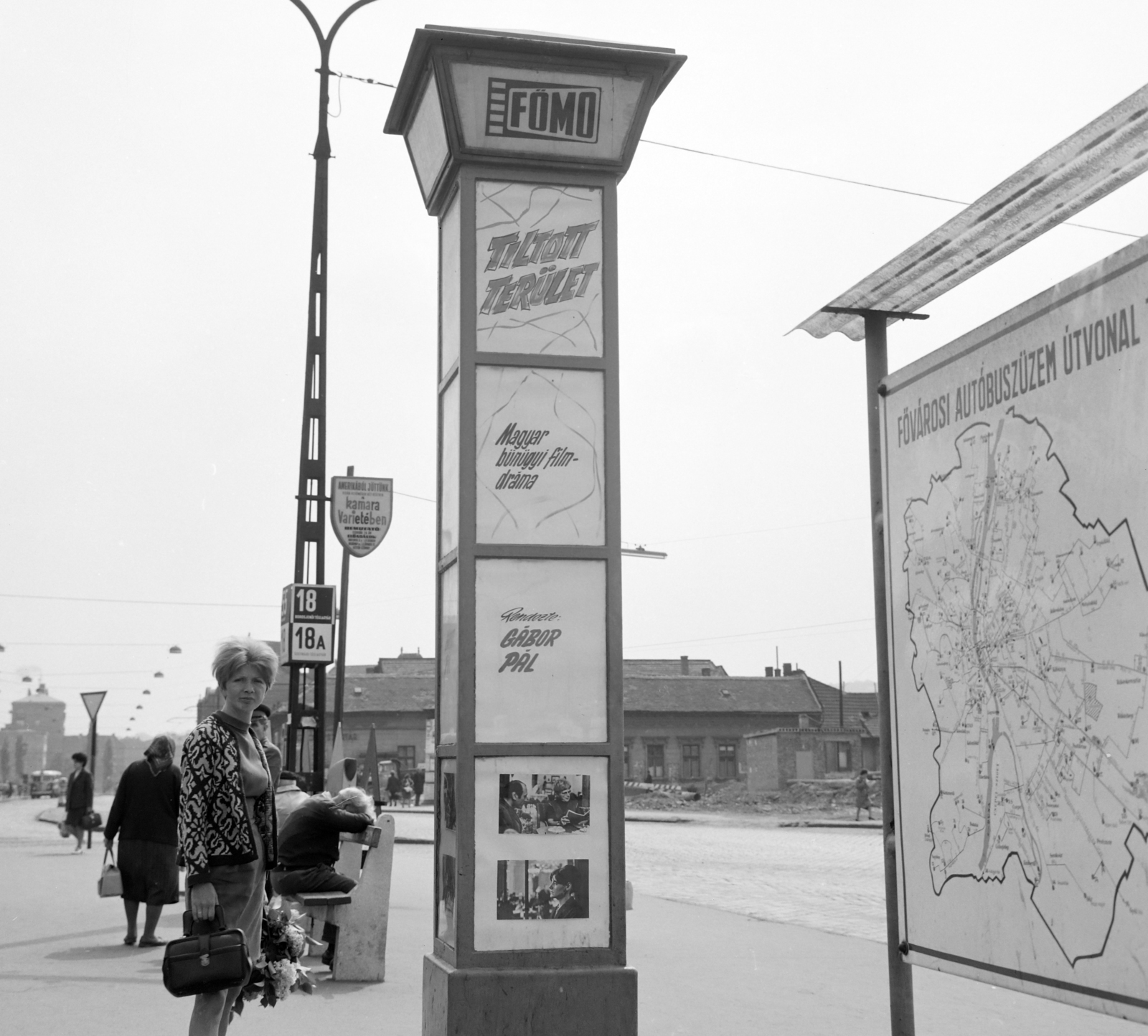 Hungary, Óbuda, Budapest III., a Szentendrei út a Miklós utcai autóbusz-végállomástól a Flórián tér felé nézve. Előtérben a Fővárosi Moziüzemi Vállalat (FŐMO) által forgalmazott filmek hirdetőoszlopa., 1969, FŐFOTÓ, Budapest, Fortepan #208595