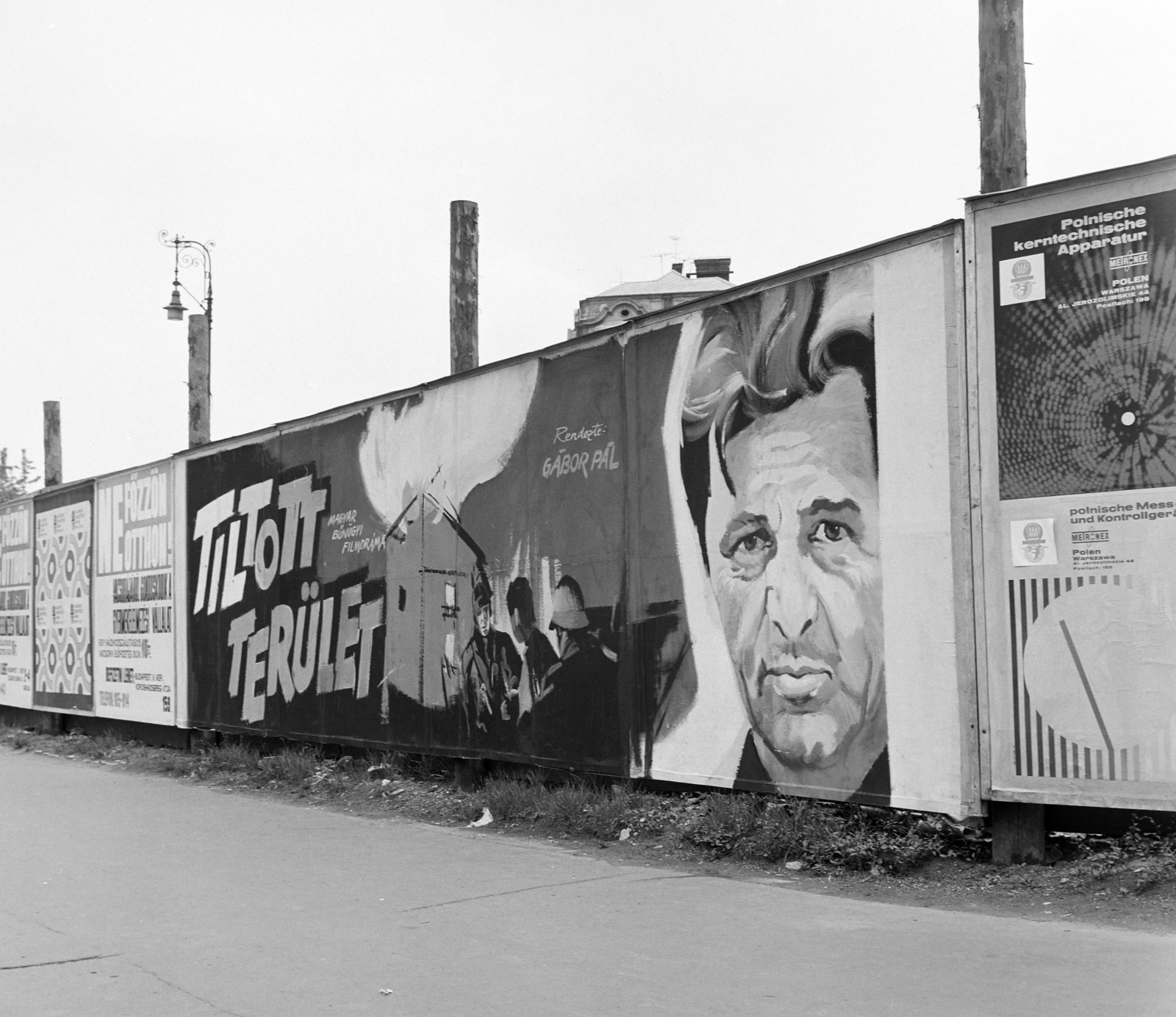 Hungary, Budapest I., Clark Ádám tér az Alagút előtt, balra a Lánchíd utca. A palánkon a Fővárosi Moziüzemi Vállalat (FŐMO) által forgalmazott film plakátja., 1969, FŐFOTÓ, Budapest, Fortepan #208596
