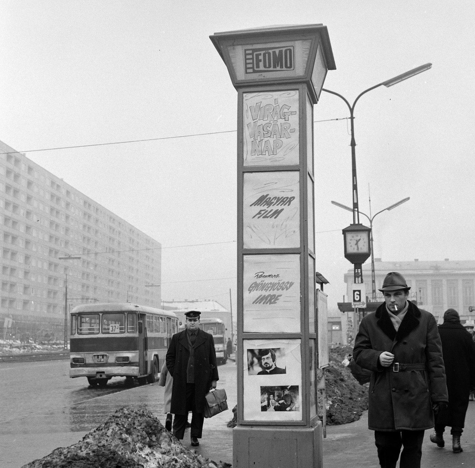 Hungary, Óbuda, Budapest III., Szentendrei út, a Fővárosi Moziüzemi Vállalat (FŐMO) által forgalmazott filmek hirdetőoszlopa a Miklós utcai autóbusz-végállomáson., 1970, FŐFOTÓ, Budapest, Fortepan #208606