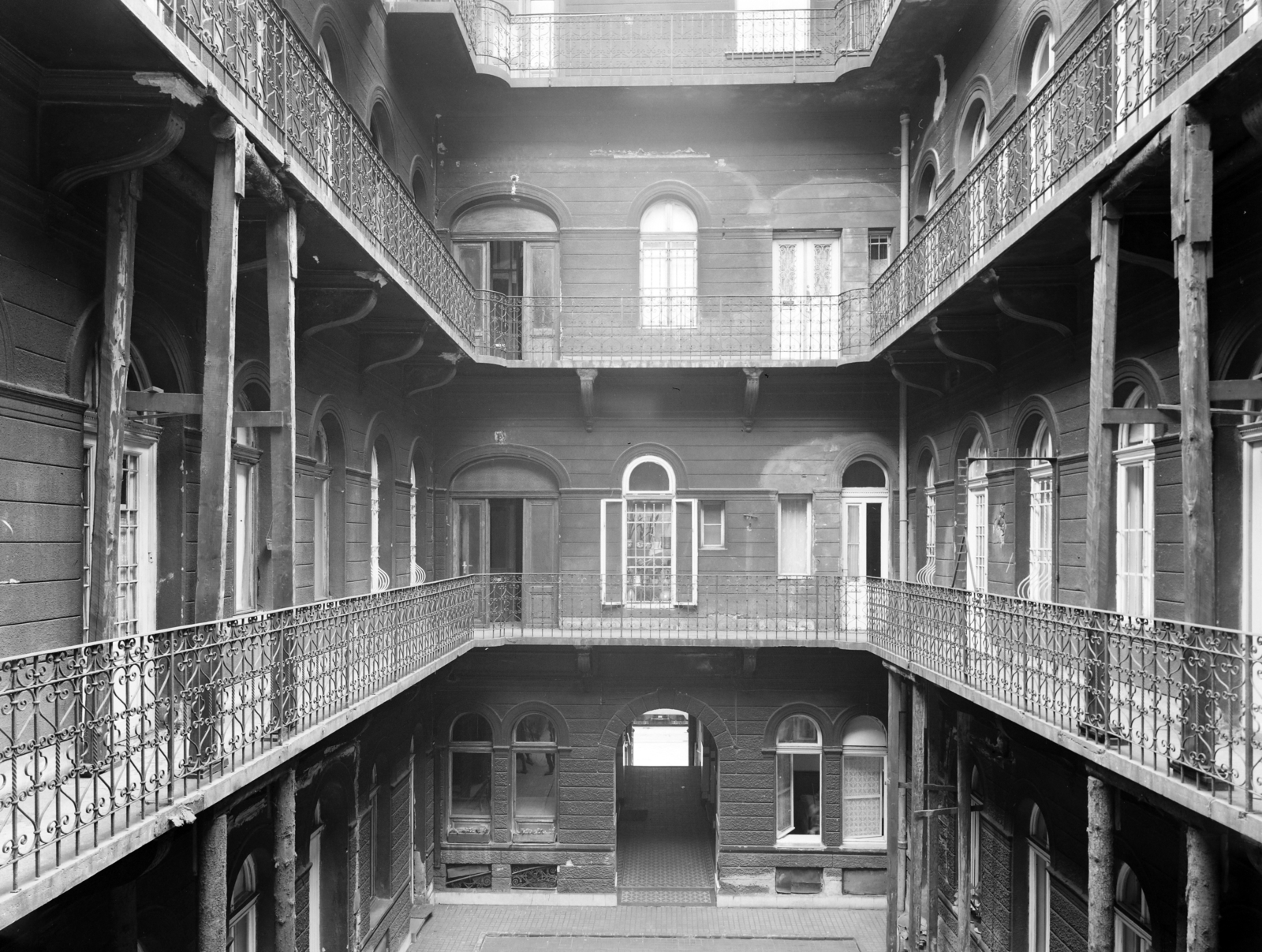 Hungary, Budapest V., a Bihari János utca 20-as számú ház udvara., 1969, FŐFOTÓ, courting, courtyard balcony, tenement house, scaffolding, Budapest, Fortepan #208619