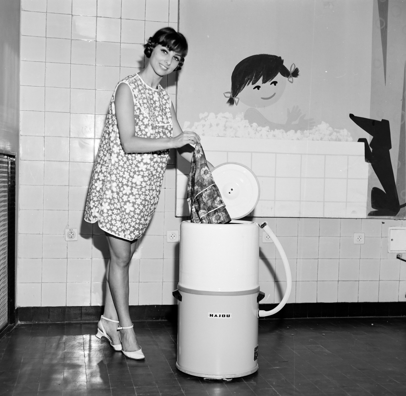 Magyarország, Budapest, HAJDU keverőtárcsás mosógépet reklámozó felvétel., 1969, FŐFOTÓ, centrifuga, manöken, reklámfotó, Fortepan #208623