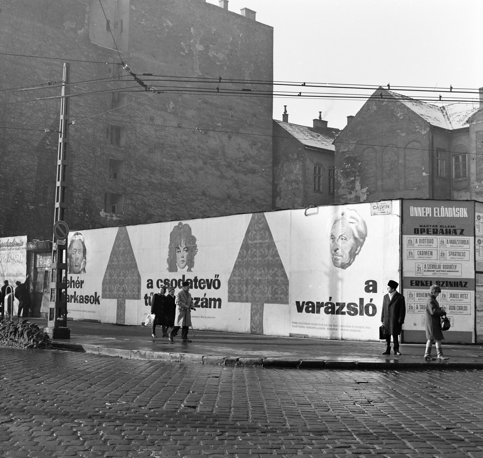 Magyarország, Budapest V., Kálvin tér, a Fővárosi Moziüzemi Vállalat (FŐMO) által forgalmazott film plakátja, jobbra a Kecskeméti utca torkolata., 1969, FŐFOTÓ, Budapest, filmplakát, Fortepan #208626