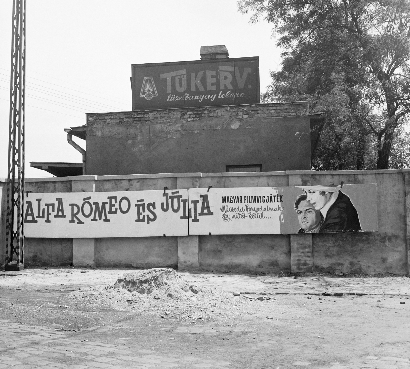 Magyarország, Budapest VIII., a Józsefvárosi pályaudvar II. számú kapuja, jobbra a Kőbányai út. A Fővárosi Moziüzemi Vállalat (FŐMO) által forgalmazott film plakátja., 1969, FŐFOTÓ, Budapest, filmplakát, Fortepan #208629