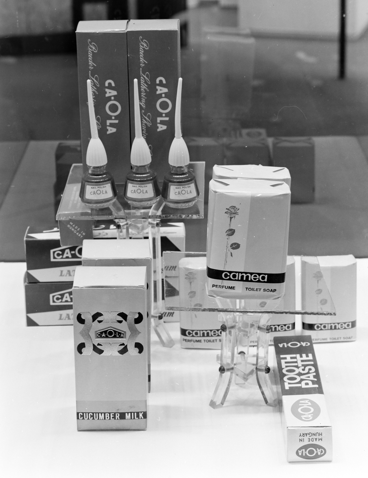 Hungary, Budapest XIV., 1969, FŐFOTÓ, Budapest, toothpaste, soap, nail polish, Caola brand, Fortepan #208636