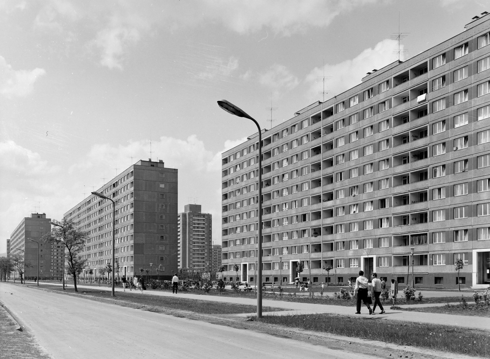 Hungary, Budapest XI., az Etele (Szakasits Árpád) úti panelházak a Petzvál József utcától nézve, szemeben a Fejér Lipót (Török Ignác) utcai toronyházak egyike., 1969, FŐFOTÓ, Budapest, Kelenföld housing complex, Fortepan #208642
