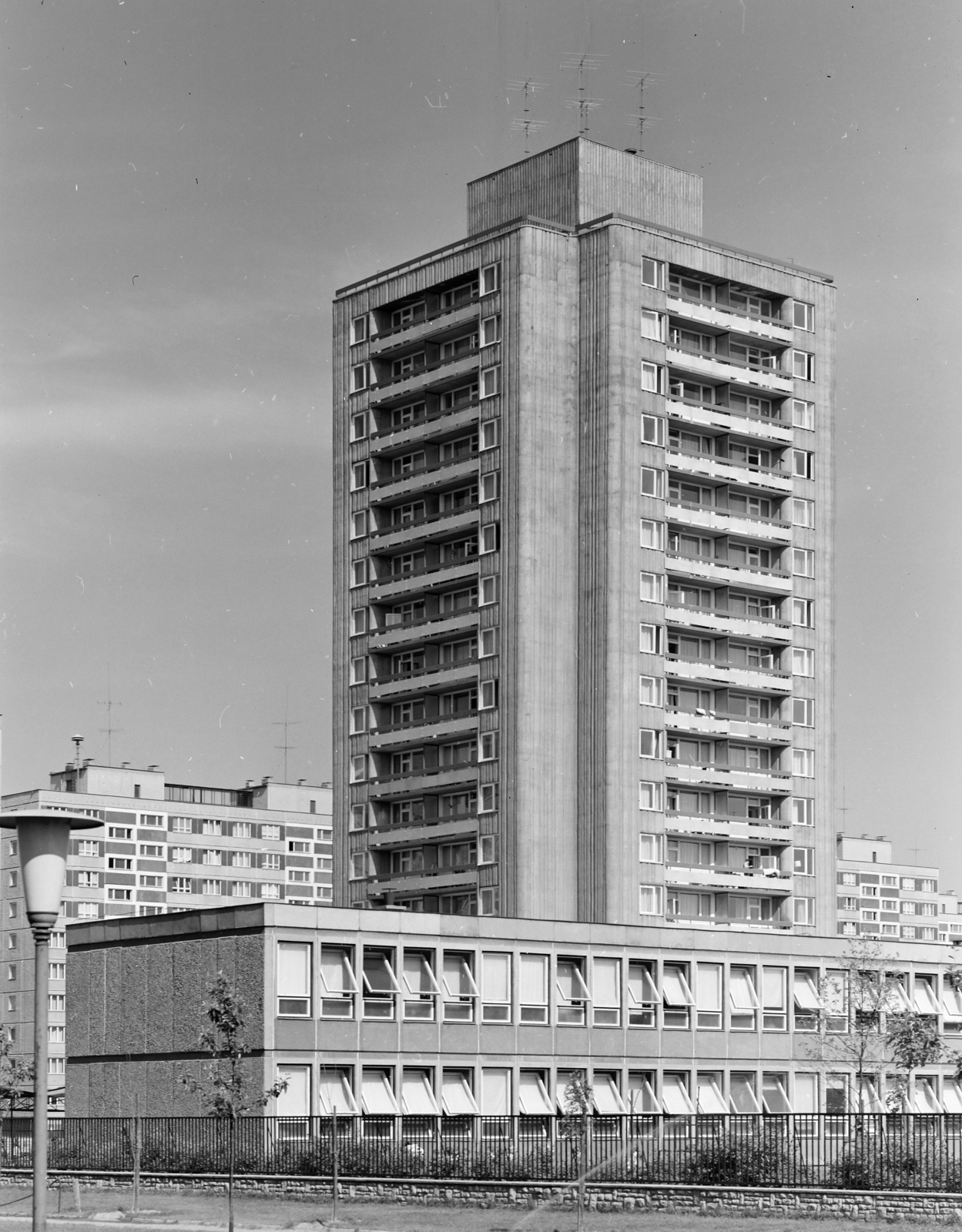 Magyarország, Budapest XI., Mérnök utcai óvoda, mögötte a Fejér Lipót (Török Ignác) utca 65. számú toronyház., 1969, FŐFOTÓ, Budapest, Fortepan #208643
