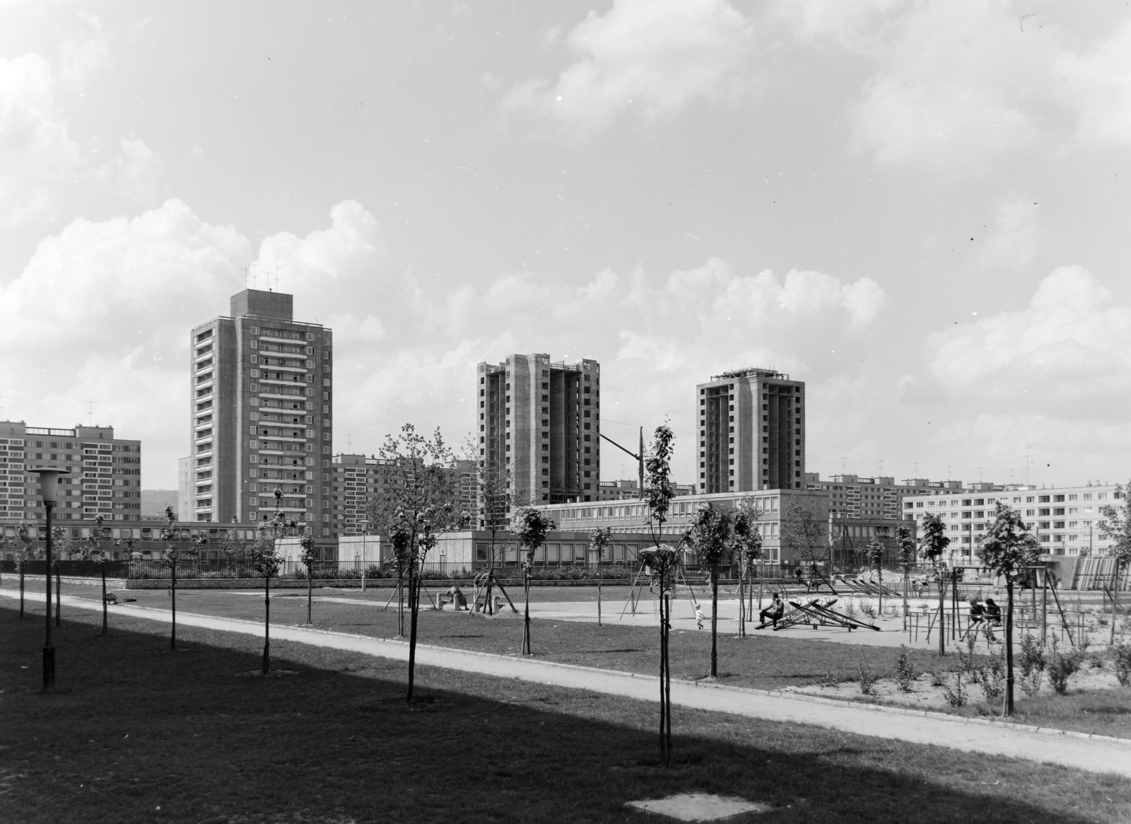 Hungary, Budapest XI., szemben a Mérnök utcai óvoda, bölcsőde és iskola, mögöttük a Fejér Lipót utcai toronyházak. A felvétel az Etele (Szakasits Árpád) út 37. számú ház előtt készült., 1969, FŐFOTÓ, Budapest, Kelenföld housing complex, Fortepan #208644