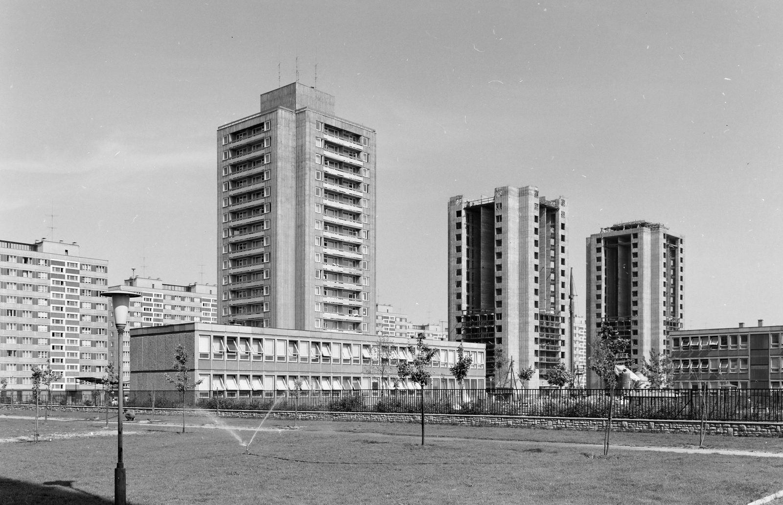 Magyarország, Budapest XI., a Mérnök utcai óvoda mögött a Fejér Lipót (Török Ignác) utcai toronyházak, távolabb a Tétényi út melletti panelházak látszanak., 1969, FŐFOTÓ, Budapest, Fortepan #208647