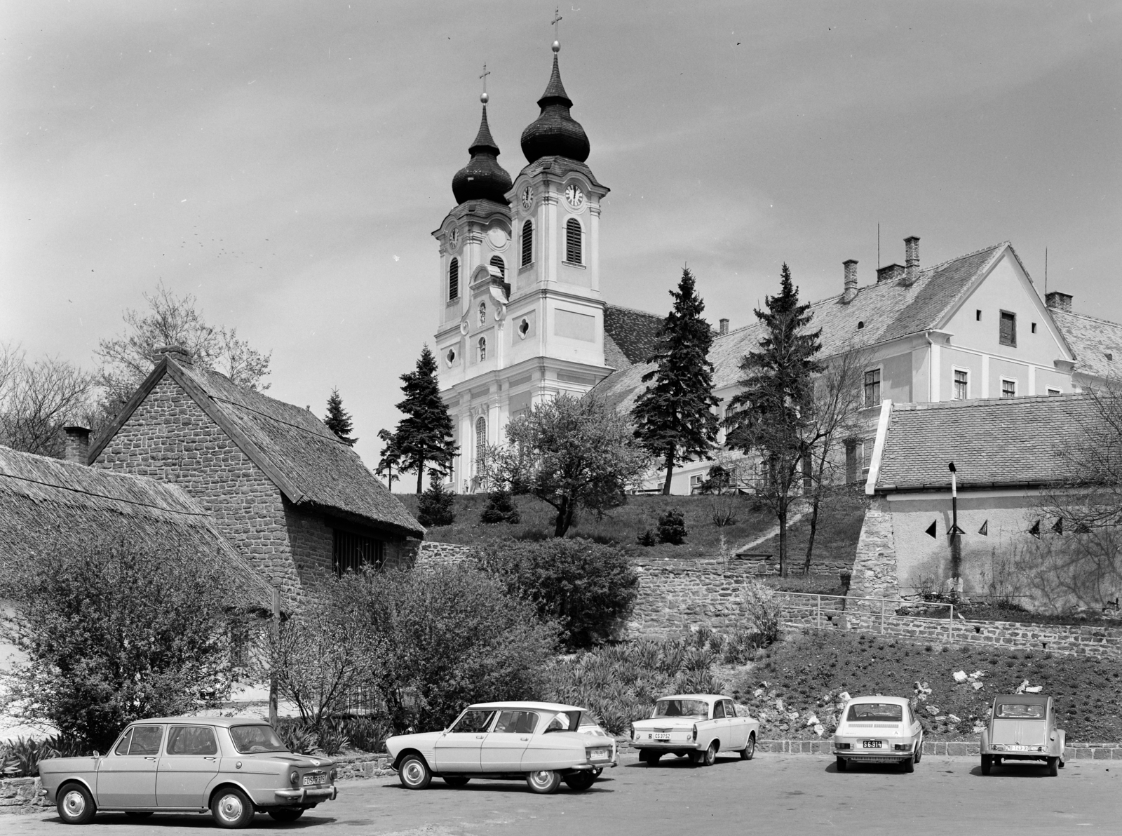 Magyarország,Balaton, Tihany, Kossuth Lajos utca, szemben a mai Borsos Miklós tér, fent a Bencés Apátság., 1968, FŐFOTÓ, templom, Volkswagen-márka, parkoló, Volkswagen Typ4, fenyőfa, Fortepan #208649