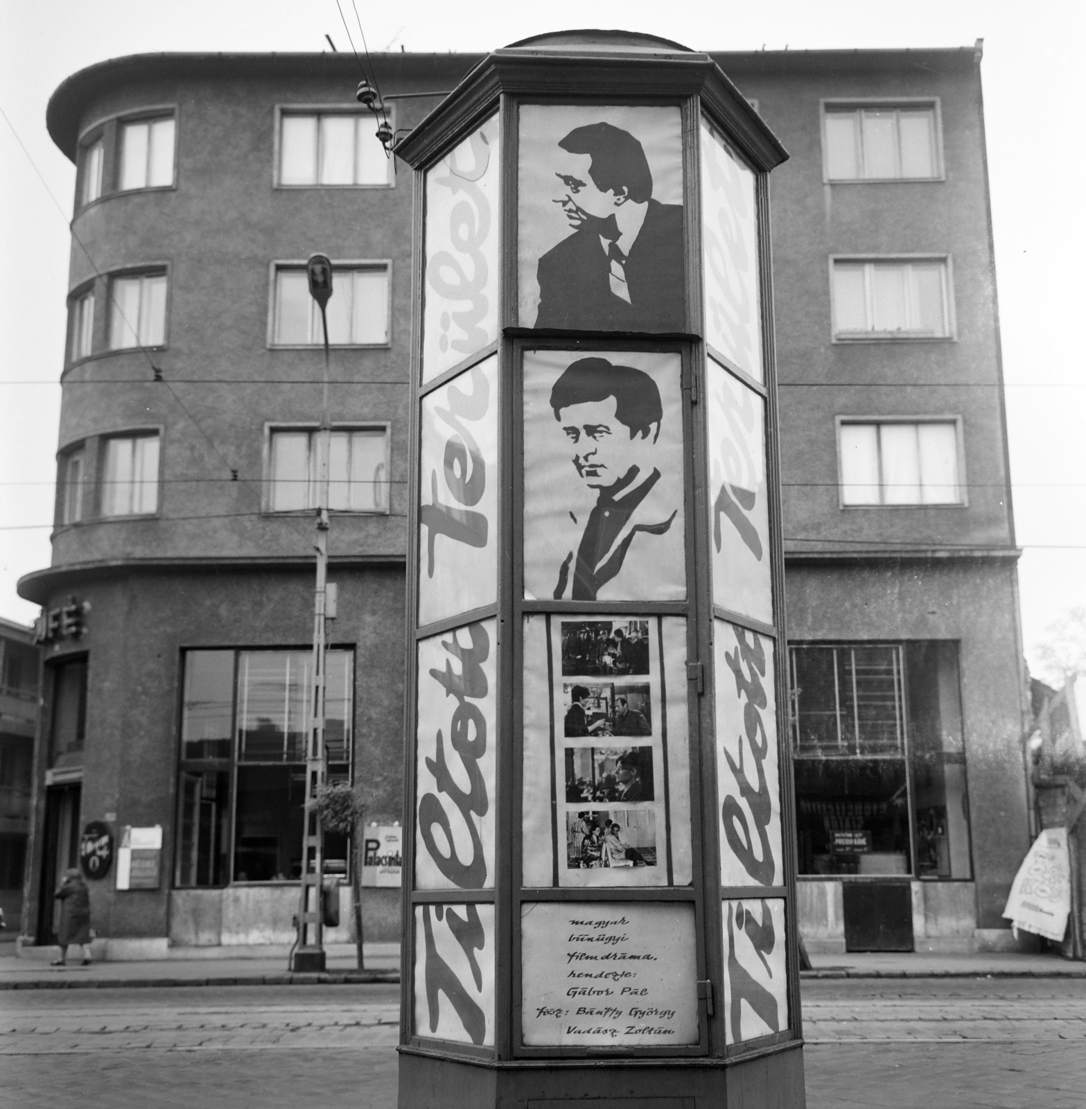 Magyarország, Budapest IV., Árpád út, a Fővárosi Moziüzemi Vállalat (FÖMO) által forgalmazott film hirdetése. A túloldalon, a Mártírok útja sarkán, a 61-es számú ház., 1969, FŐFOTÓ, Budapest, Fortepan #208655