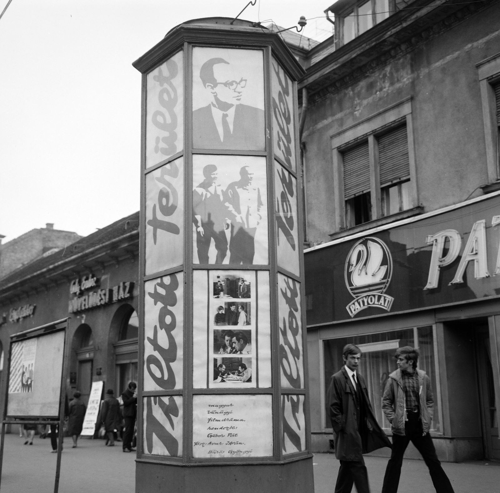 Magyarország, Budapest IV., Árpád út, a Fővárosi Moziüzemi Vállalat (FÖMO) által forgalmazott film hirdetése a 68-as számú ház előtt. Balra az Ady Endre Művelődési Ház., 1969, FŐFOTÓ, Budapest, Fortepan #208657