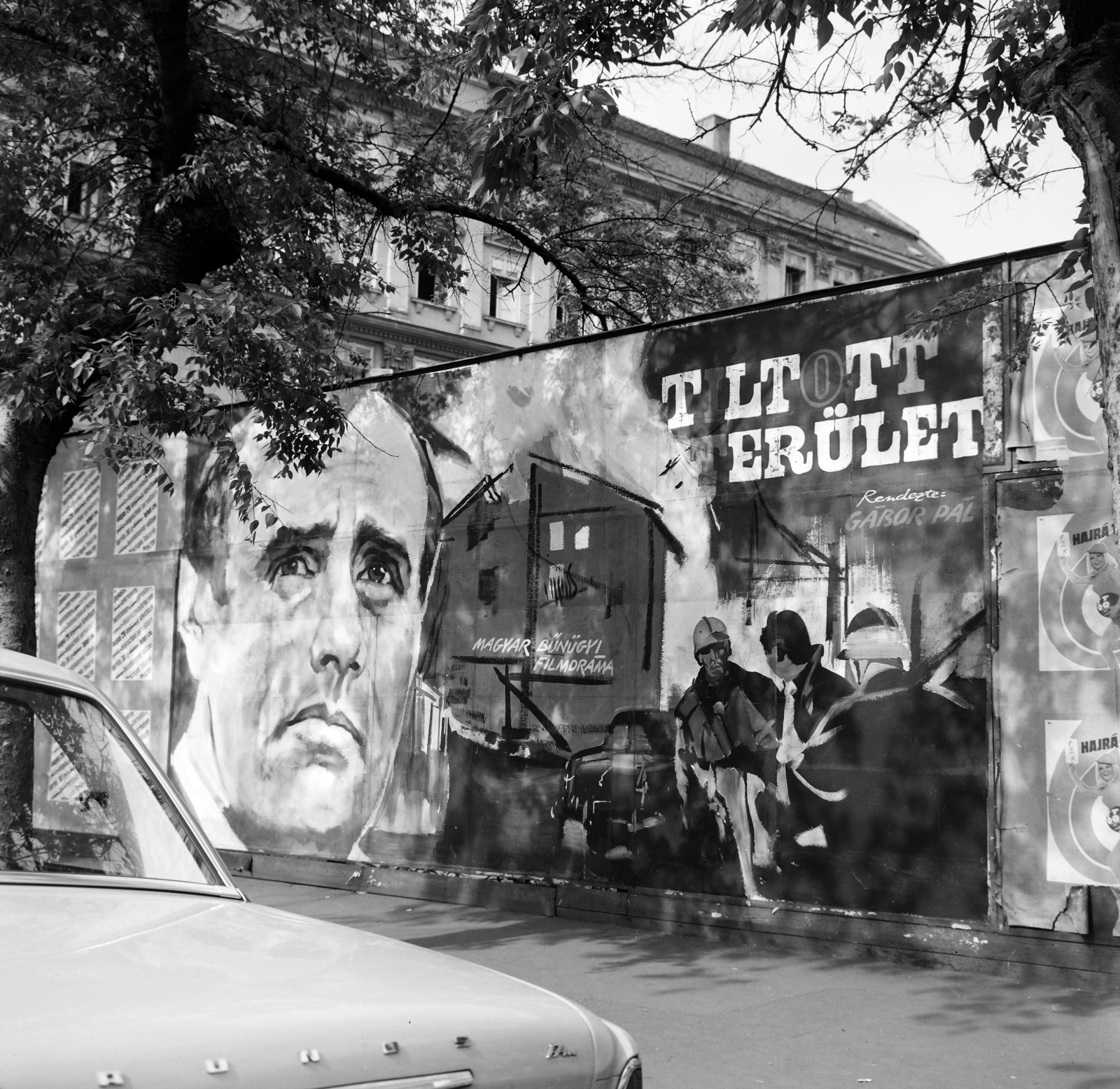 Magyarország, Budapest V., Széchenyi István (Roosevelt) tér, balra a Vigyázó Ferenc utca. A Fővárosi Moziüzemi Vállalat (FŐMO) által forgalmazott film plakátja., 1969, FŐFOTÓ, Budapest, Fortepan #208660