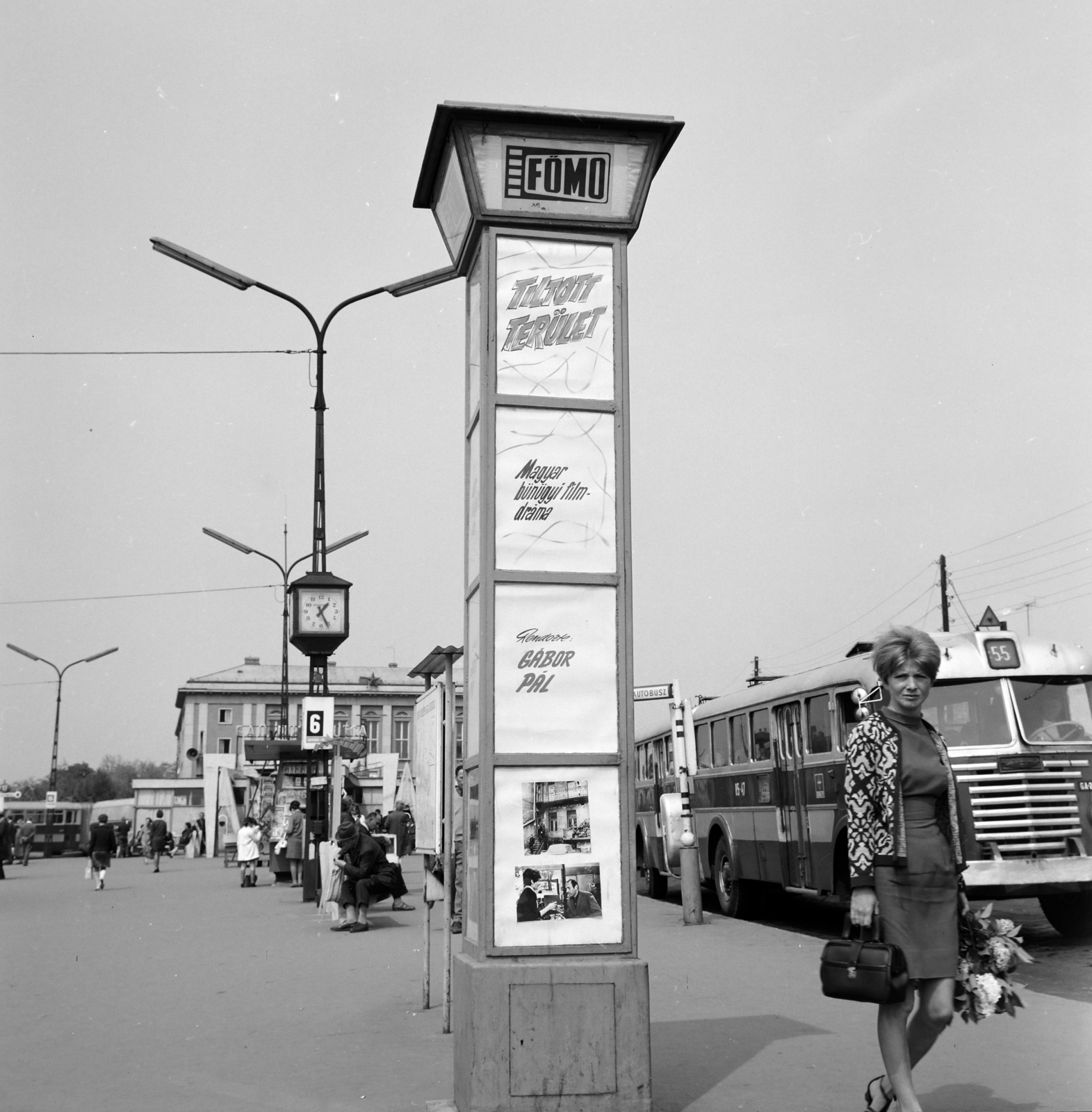 Magyarország, Óbuda, Budapest III., Szentendrei út, a Fővárosi Moziüzemi Vállalat (FŐMO) által forgalmazott filmek hirdetőoszlopa a Miklós utcai autóbusz-végállomáson., 1969, FŐFOTÓ, Budapest, Fortepan #208661