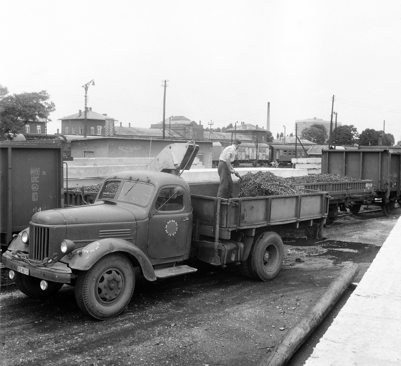 Hungary, Nagykanizsa, vasútállomás., 1969, FŐFOTÓ, railway, commercial vehicle, ZIL-brand, number plate, Fortepan #208663