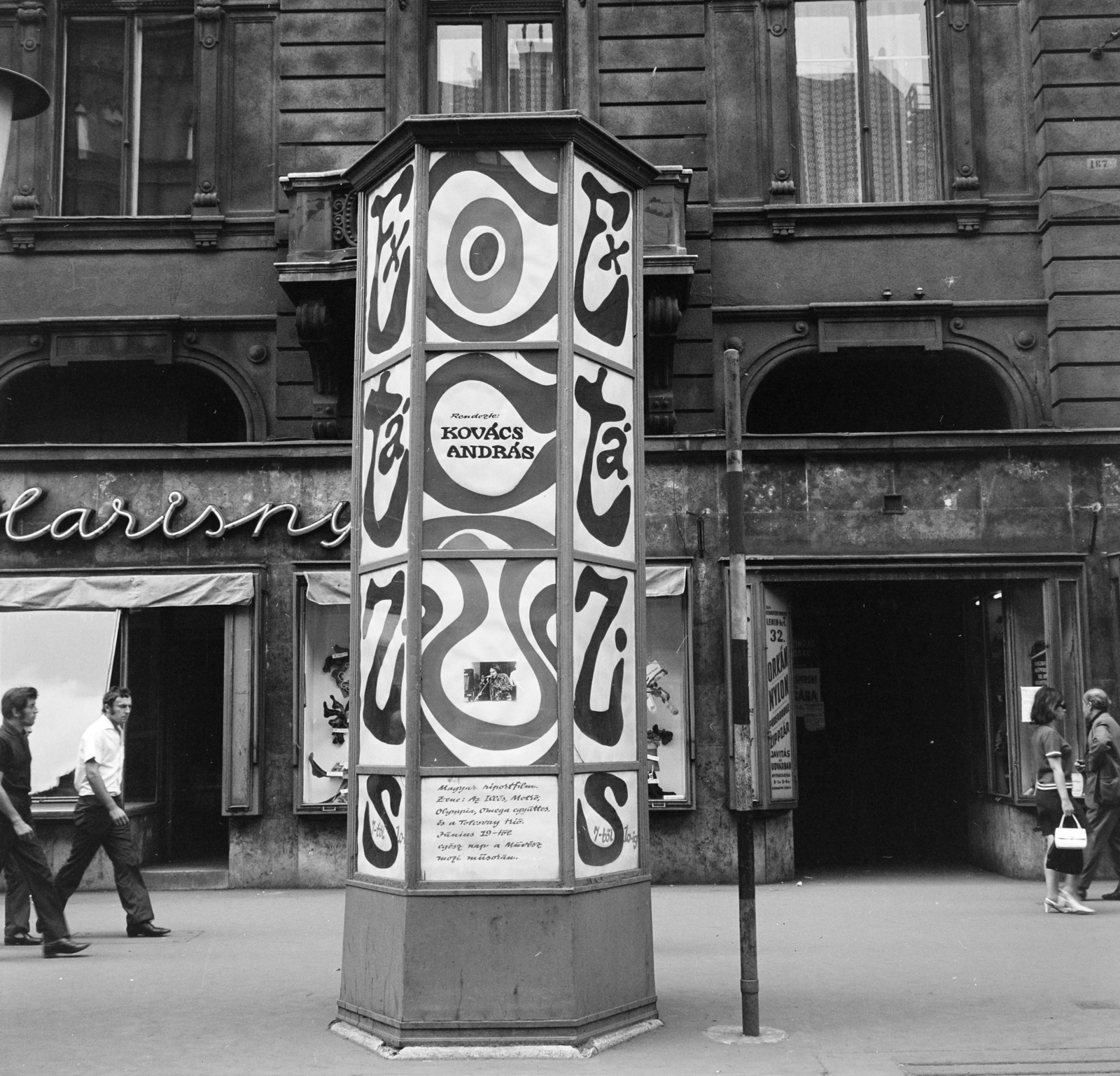 Magyarország, Budapest VII., Erzsébet (Lenin) körút, a Fővárosi Moziüzemi Vállalat (FŐMO) által forgalmazott film hirdetése a 32-es számú ház előtt., 1969, FŐFOTÓ, Budapest, Fortepan #208665