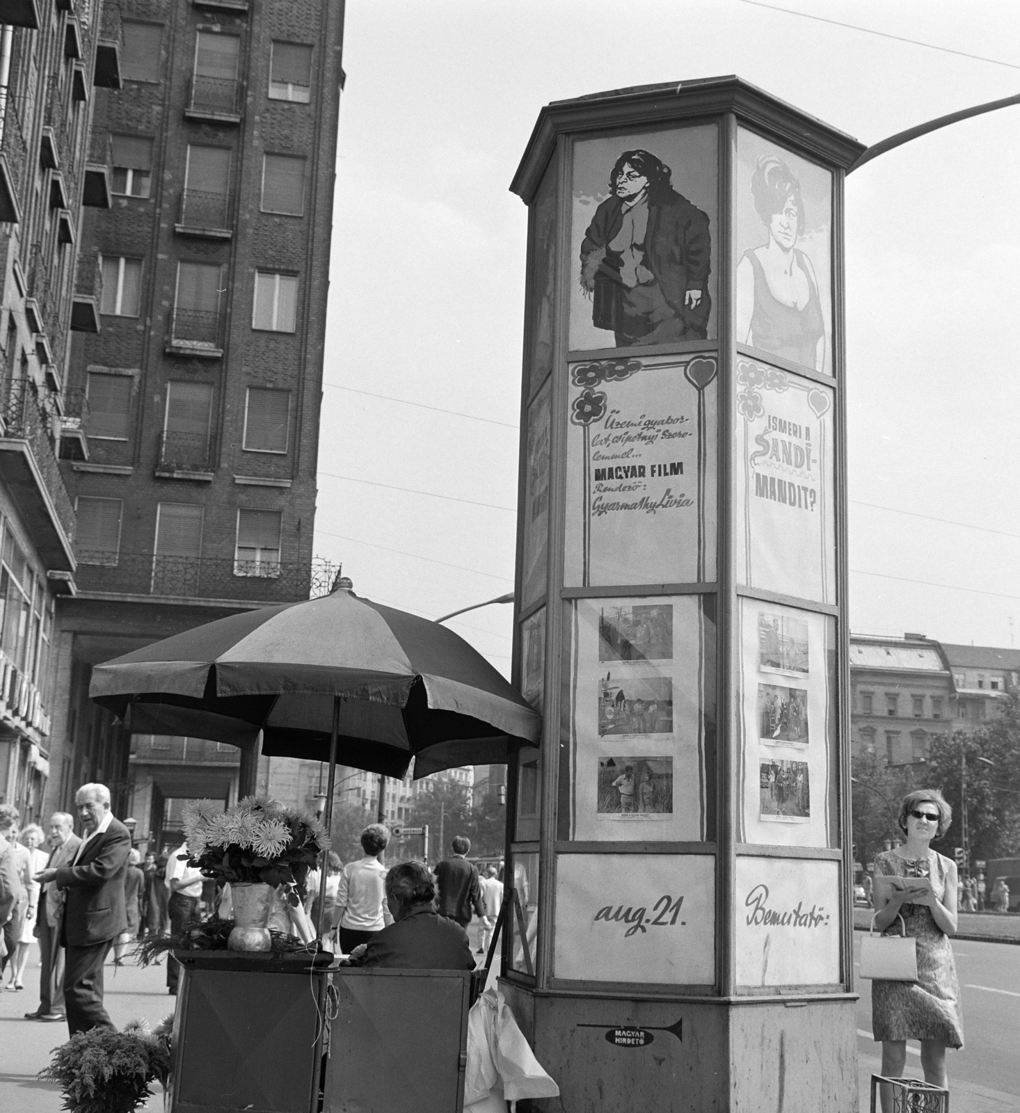 Magyarország, Budapest VII., Károly (Tanács) körút a Dohány utca és a Gerlóczy utca felé nézve. Előtérben a Fővárosi Moziüzemi Vállalat (FŐMO) által forgalmazott film hirdetése., 1969, FŐFOTÓ, Budapest, Fortepan #208673