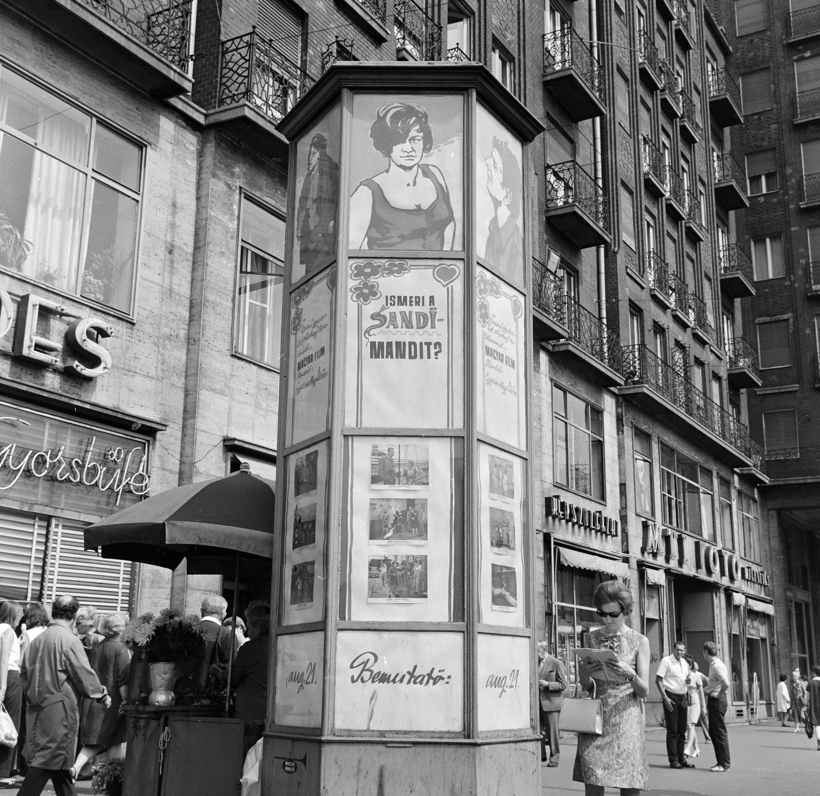 Magyarország, Budapest VII., Károly (Tanács) körút a Madách Imre tér felé nézve. Előtérben a Fővárosi Moziüzemi Vállalat (FŐMO) által forgalmazott film hirdetése., 1969, FŐFOTÓ, Budapest, Fortepan #208674