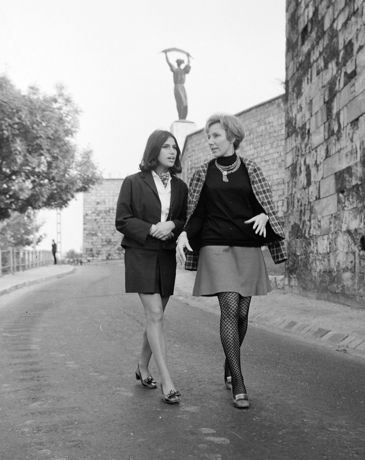 Hungary, Budapest XI., Citadella sétány (ekkor névtelen), jobbra a Citadella és a Felszabadulási Emlékmű részlete., 1969, FŐFOTÓ, Budapest, Fortepan #208680
