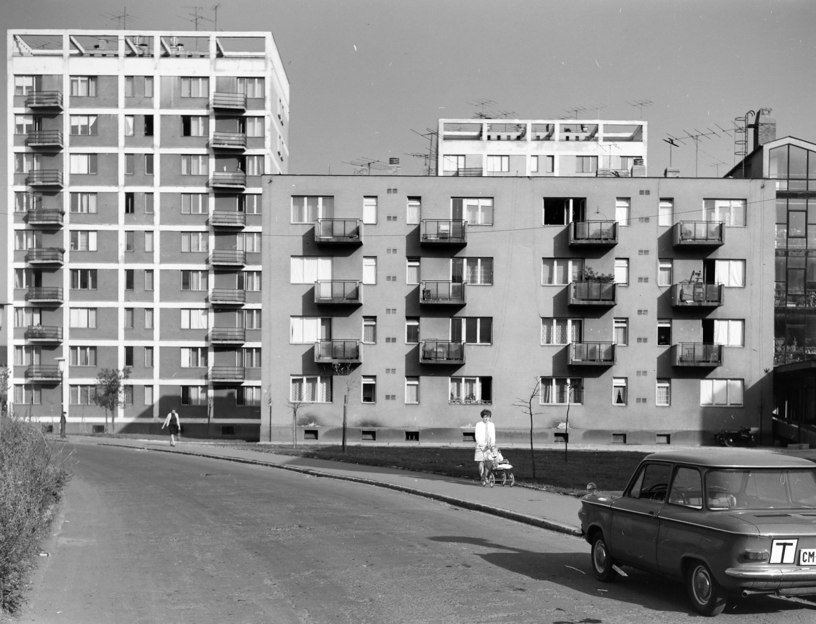 Hungary, Óbuda, Budapest III., Váradi utca, háttérben a Vörösvári út melletti toronyházak láthatók., 1969, FŐFOTÓ, baby carriage, blocks, Budapest, bay window, Fortepan #208685