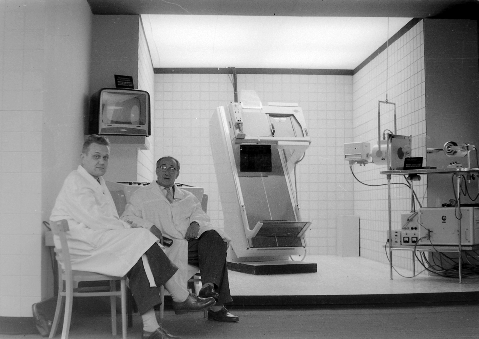 1959, Wein Sarolta, men, laboratory, TV, interior, double portrait, overall, x-ray machine, Fortepan #20869