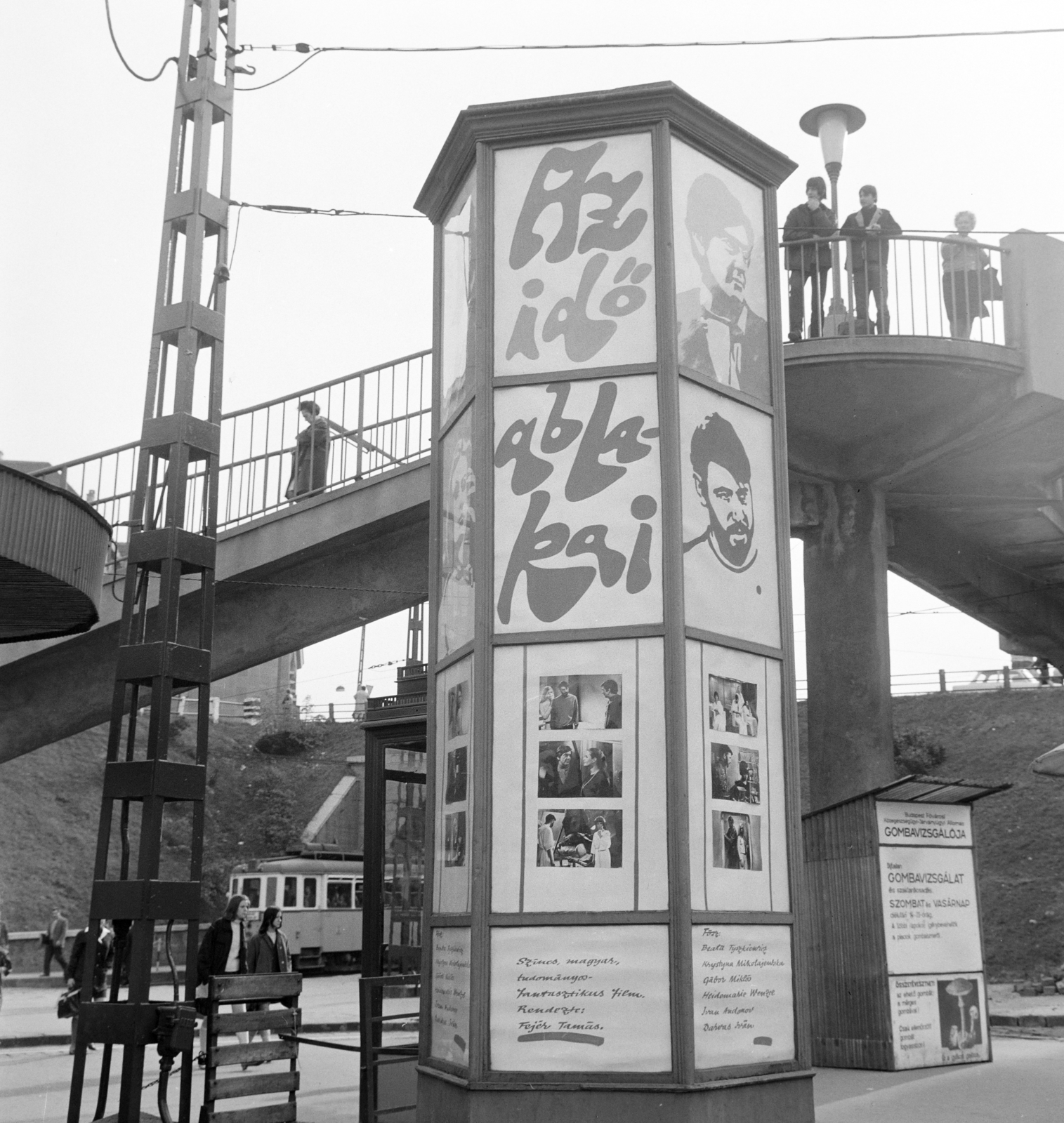 Magyarország, Budapest II., Széll Kálmán (Moszkva) tér, a Fővárosi Moziüzemi Vállalat (FŐMO) által forgalmazott film hirdetése a Várfok utcához vezető felüljárónál., 1969, FŐFOTÓ, hirdetőoszlop, Budapest, filmplakát, Fortepan #208690