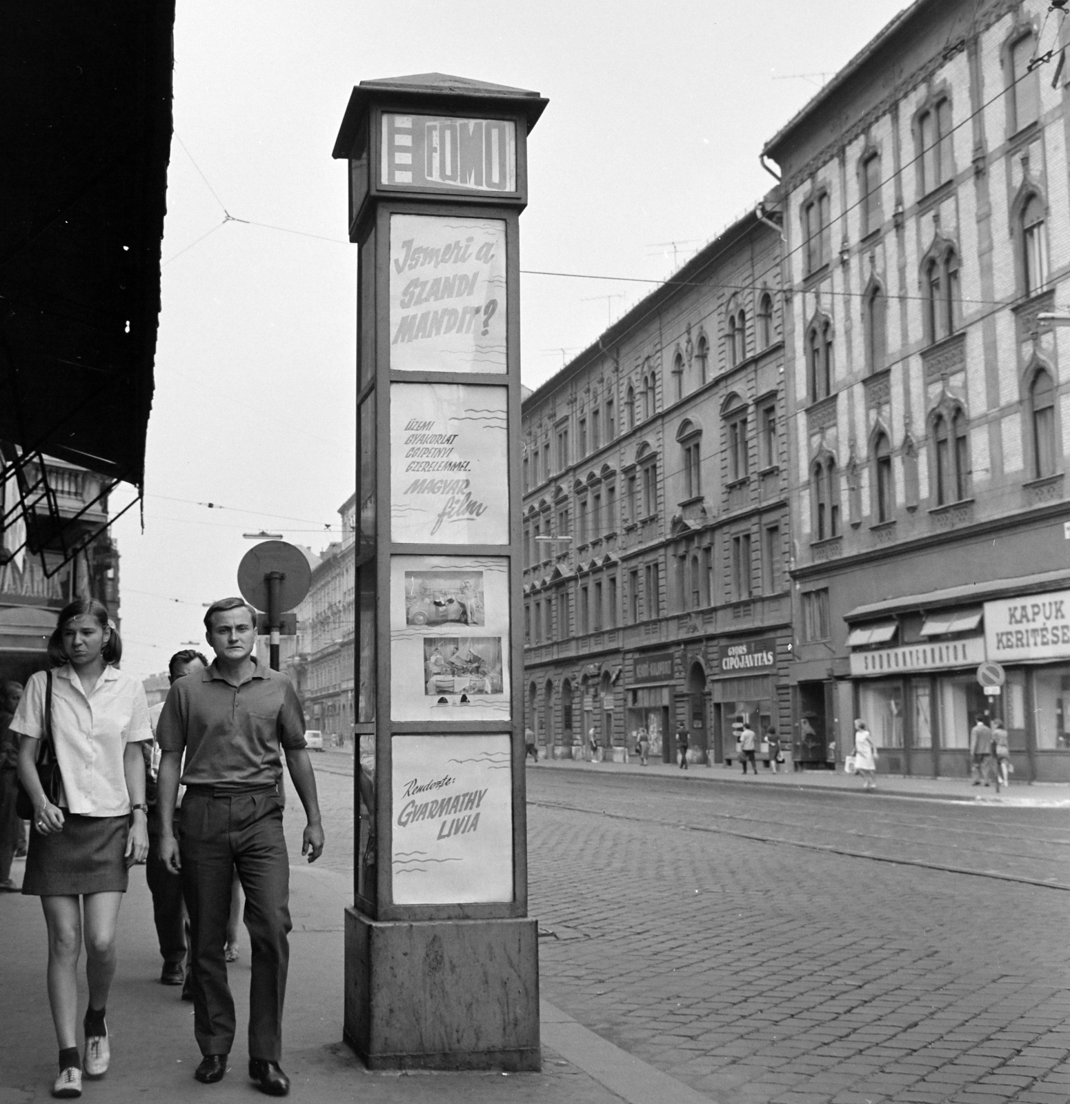 Magyarország, Budapest VII., Thököly út, a Fővárosi Moziüzemi Vállalat (FŐMO) által forgalmazott filmek hirdetőoszlopa a Murányi utcai kereszteződés előtt., 1969, FŐFOTÓ, Budapest, Fortepan #208694