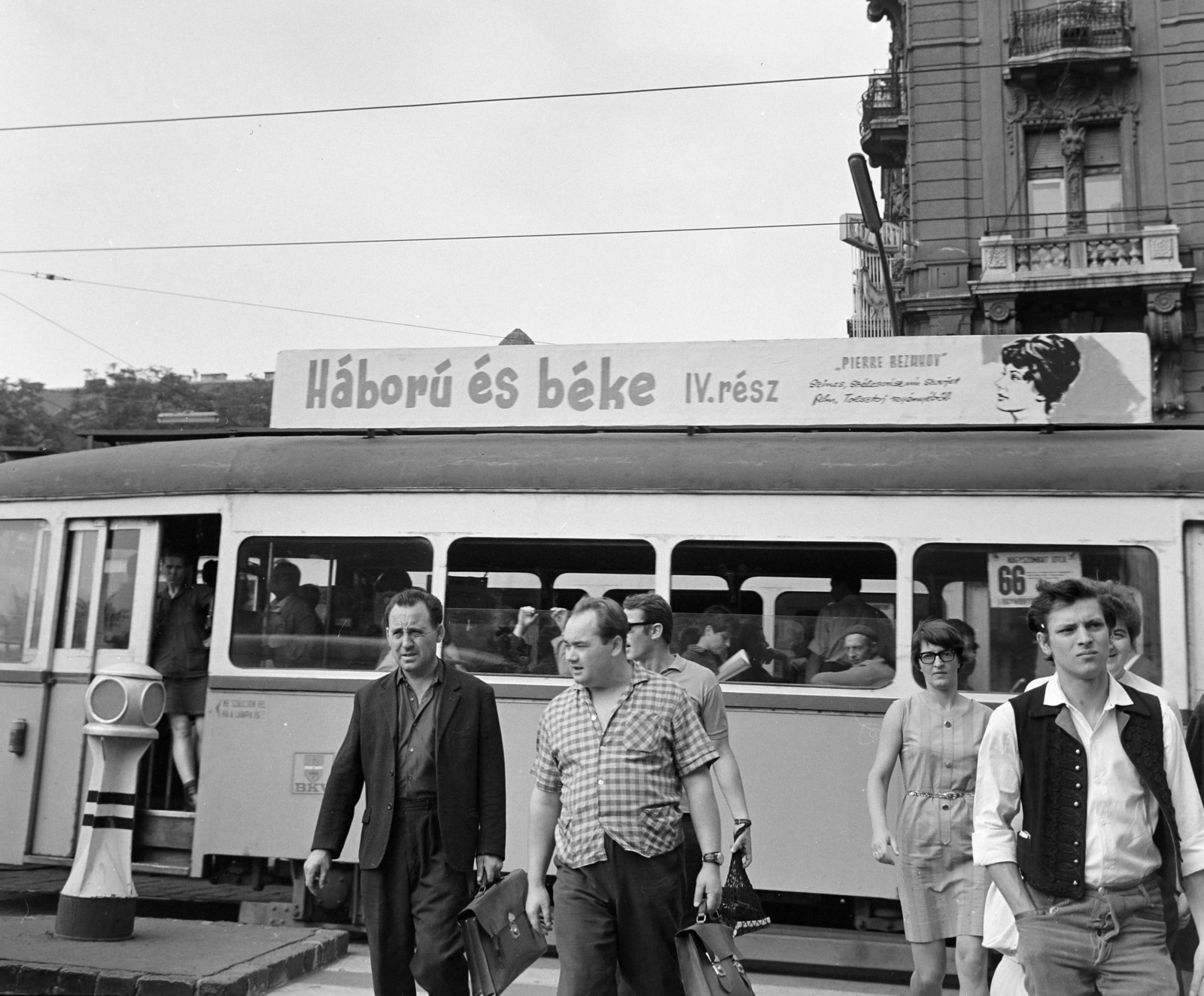Magyarország, Budapest V.,Budapest XIII., Szent István körút, gyalogátkelő a Jászai Mari térnél, a villamoson a Fővárosi Moziüzemi Vállalat (FŐMO) által forgalmazott film plakátja. Háttérben a Szent István körút 2-es számú ház., 1969, FŐFOTÓ, Budapest, villamos, Fortepan #208696