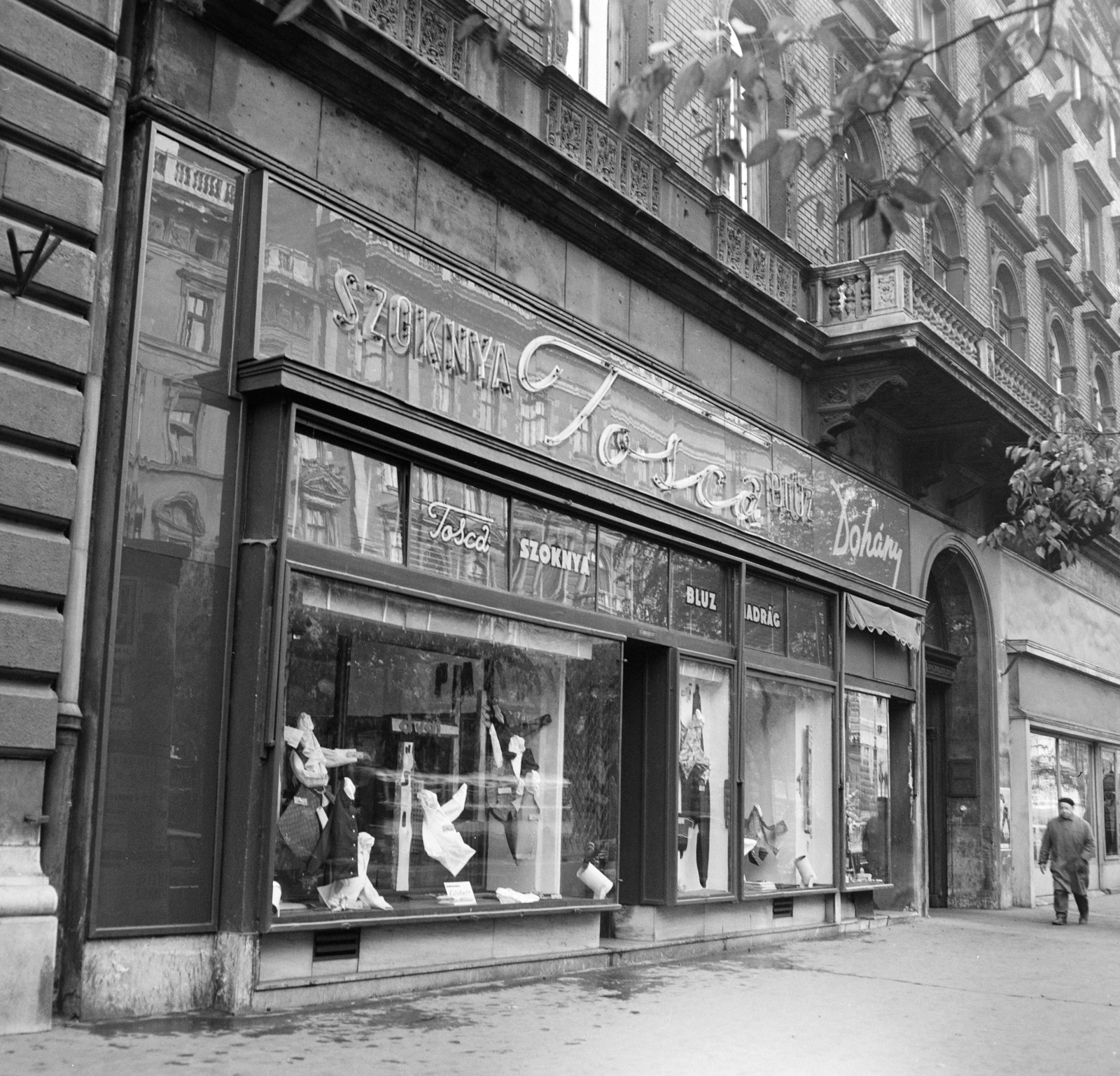 Magyarország, Budapest VI., Andrássy út (Népköztársaság útja) 7., TOSCA szoknya, blúz és női pantalló szaküzlet., 1969, FŐFOTÓ, Budapest, Fortepan #208706