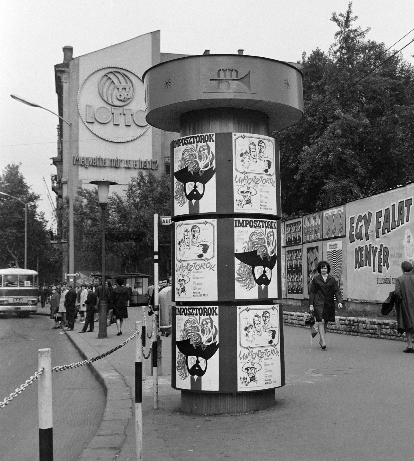 Magyarország, Budapest VIII., a Rákóczi út az Astoria kereszteződés felől nézve, a palánk mögött a metróépítés területe. A Fővárosi Moziüzemi Vállalat (FŐMO) által forgalmazott filmek plakátjai., 1969, FŐFOTÓ, Budapest, Fortepan #208709