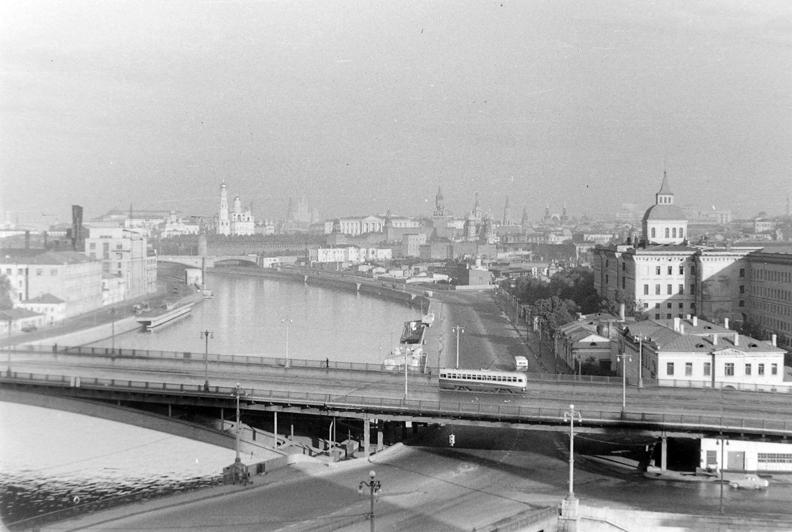 Russia, Moscow, a Moszkva folyón átívelő Nagy Usztyinszkij hid., 1959, Wein Sarolta, Soviet Union, bridge, bus, lamp post, view, shore, Fortepan #20871