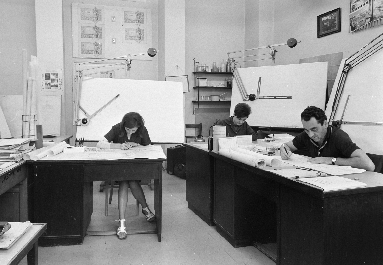 Magyarország, Budapest I., Krisztina körút 55., KGMTI (Kohó-és Gépipari Minisztérium Tervező Irodái)., 1969, FŐFOTÓ, Budapest, szandál, oklevél, rajzgép, rajzasztal, Fortepan #208716
