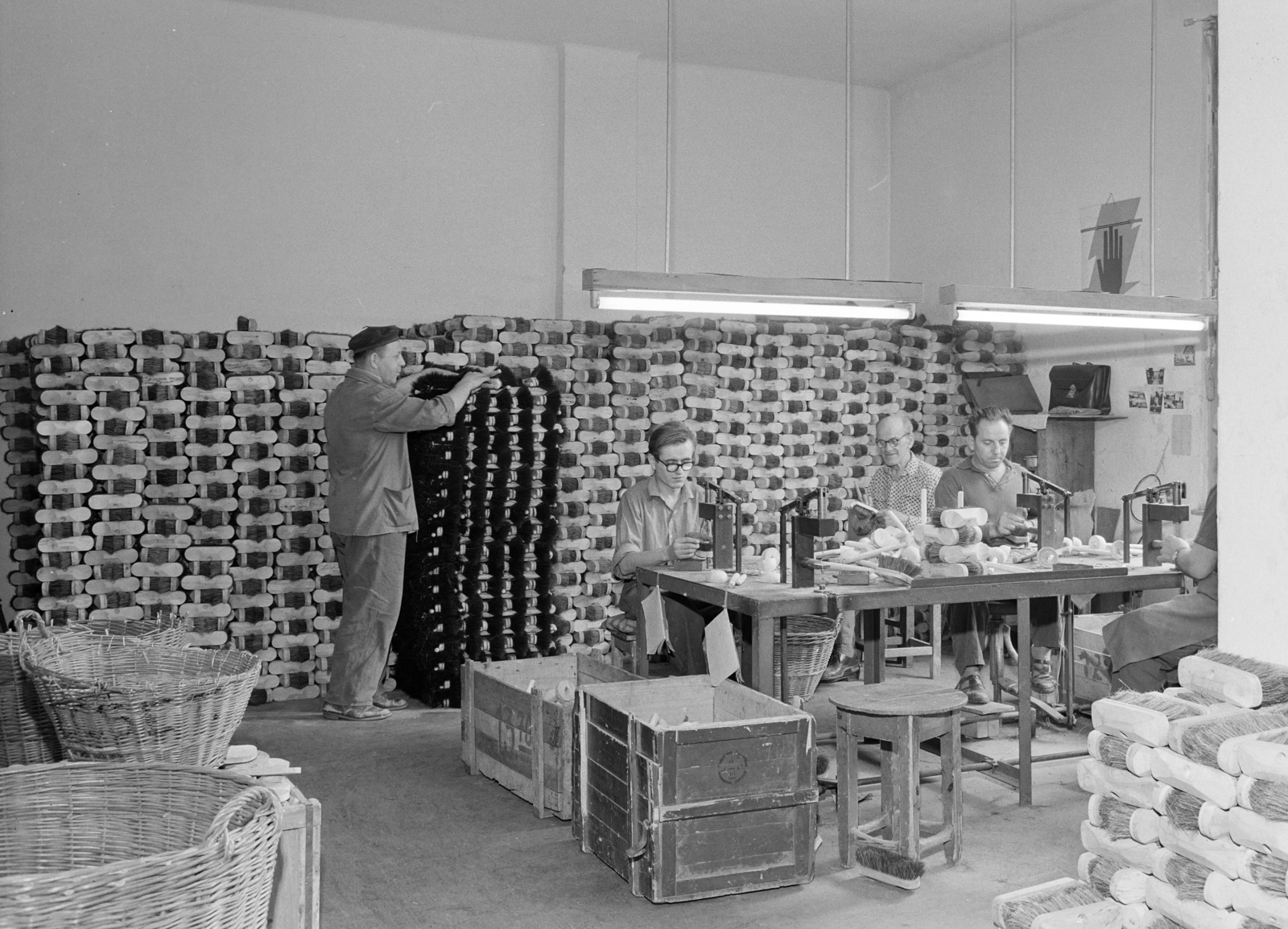 Magyarország, Budapest XIV., Laky Adolf utca 41-49., Fővárosi Kefe- és Seprűgyártó Vállalat, meszelő kefe gyártás., 1969, FŐFOTÓ, Budapest, műhely, kosár, Fortepan #208719