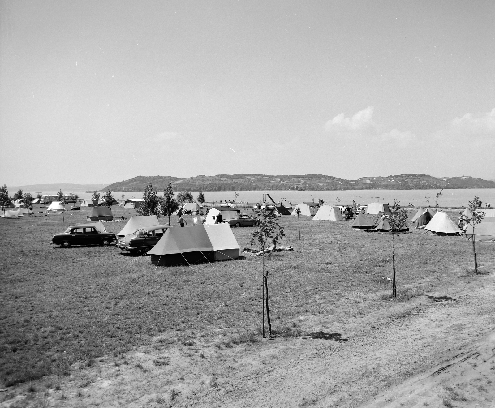 Magyarország,Balaton, Szántód, autós kemping, háttérben a Tihanyi-félsziget., 1969, FŐFOTÓ, Fortepan #208738