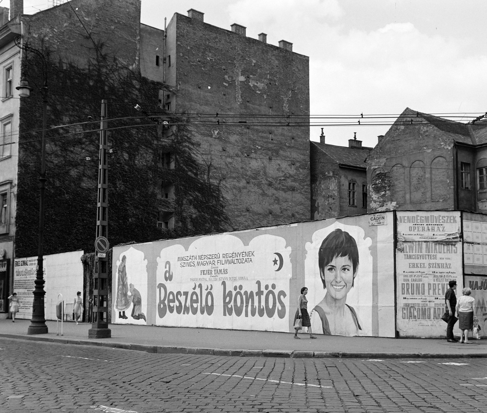 Hungary, Budapest V., Kálvin tér, a Fővárosi Moziüzemi Vállalat (FŐMO) által forgalmazott film plakátja, jobbra a Kecskeméti utca torkolata., 1969, FŐFOTÓ, Budapest, Fortepan #208742